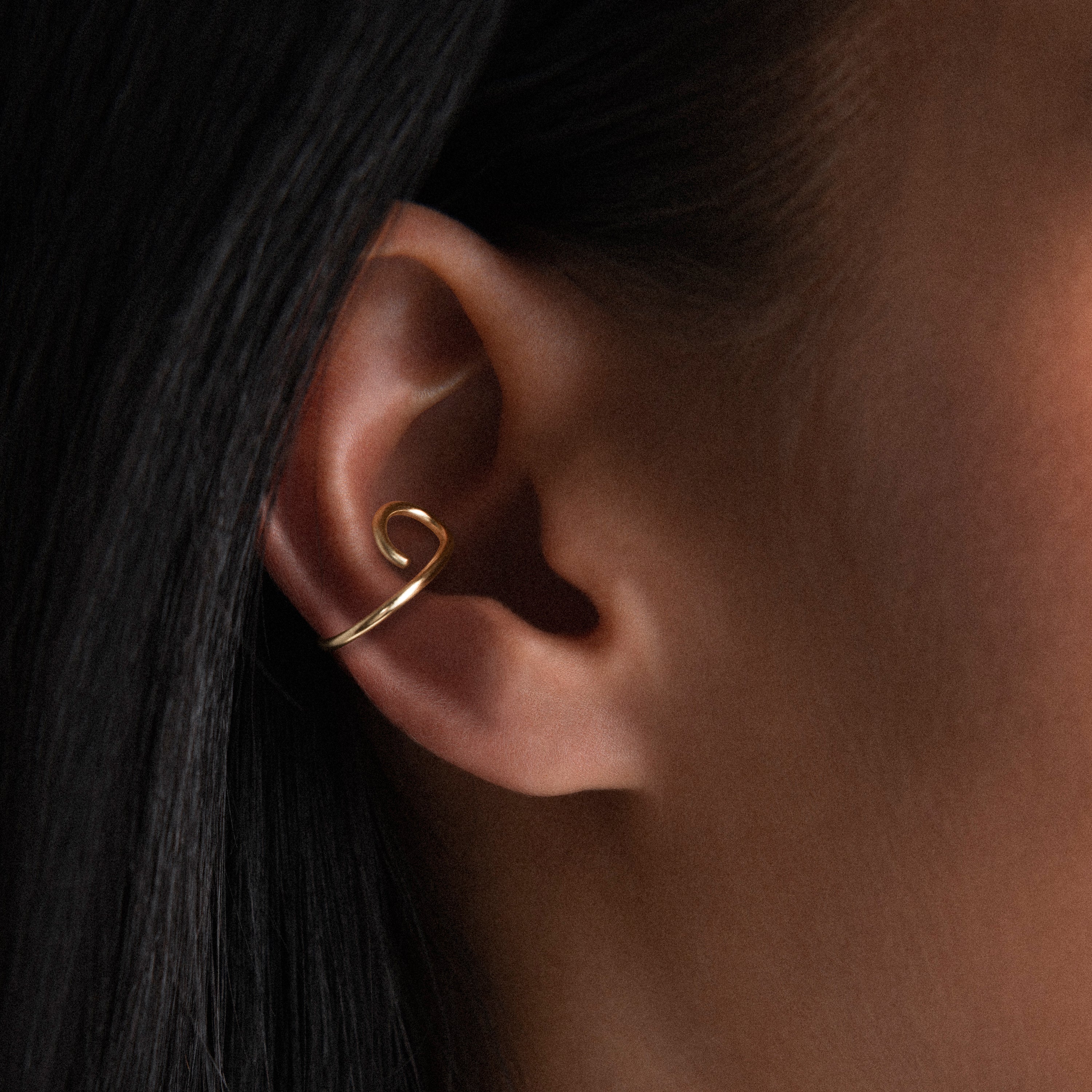 Ear Cuff Outline Lettre O porté à l'oreille — or jaune laminé expédition rapide et sécurisée