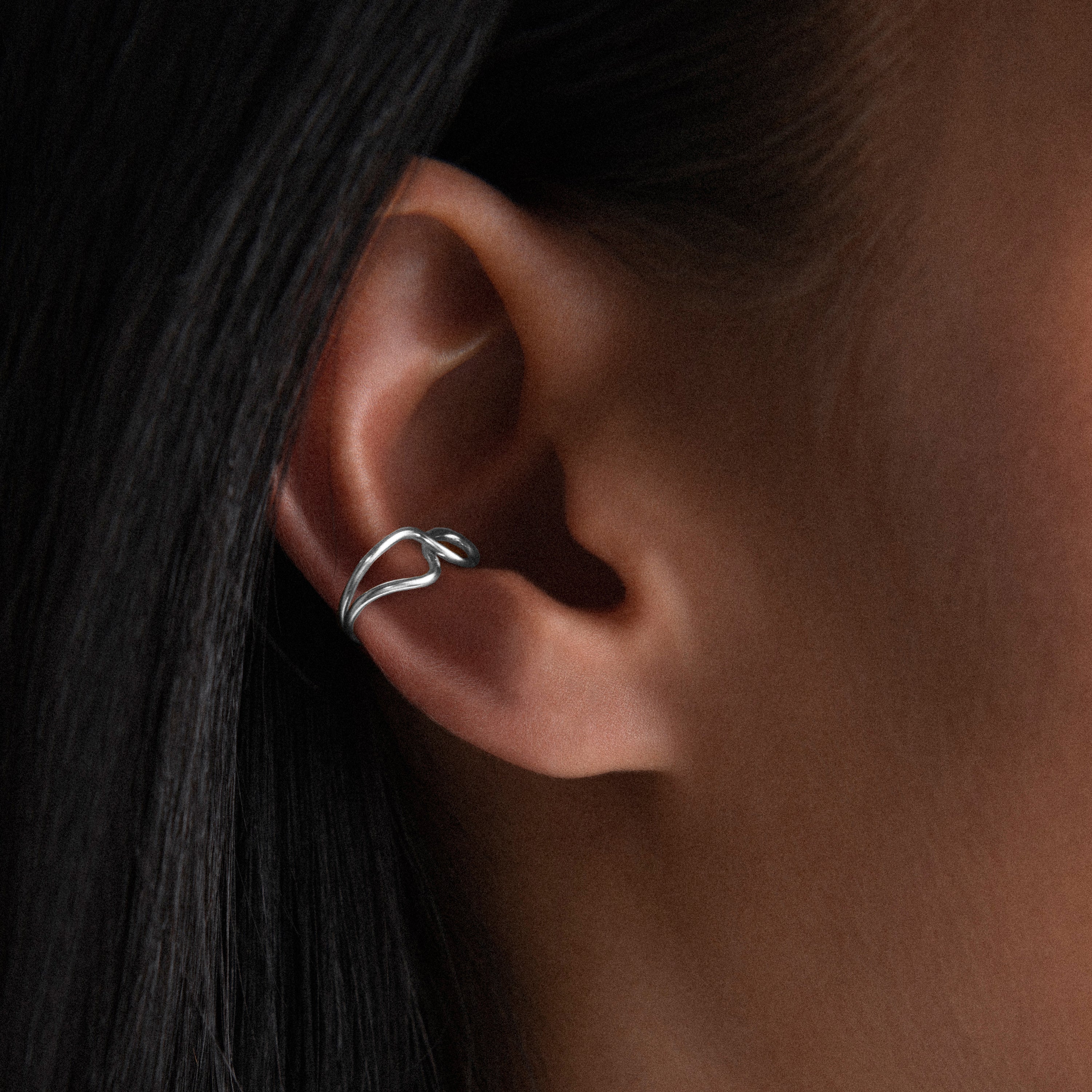 Ear Cuff Outline Lettre V porté à l'oreille — argent sterling 925 livraison express sécurisée
