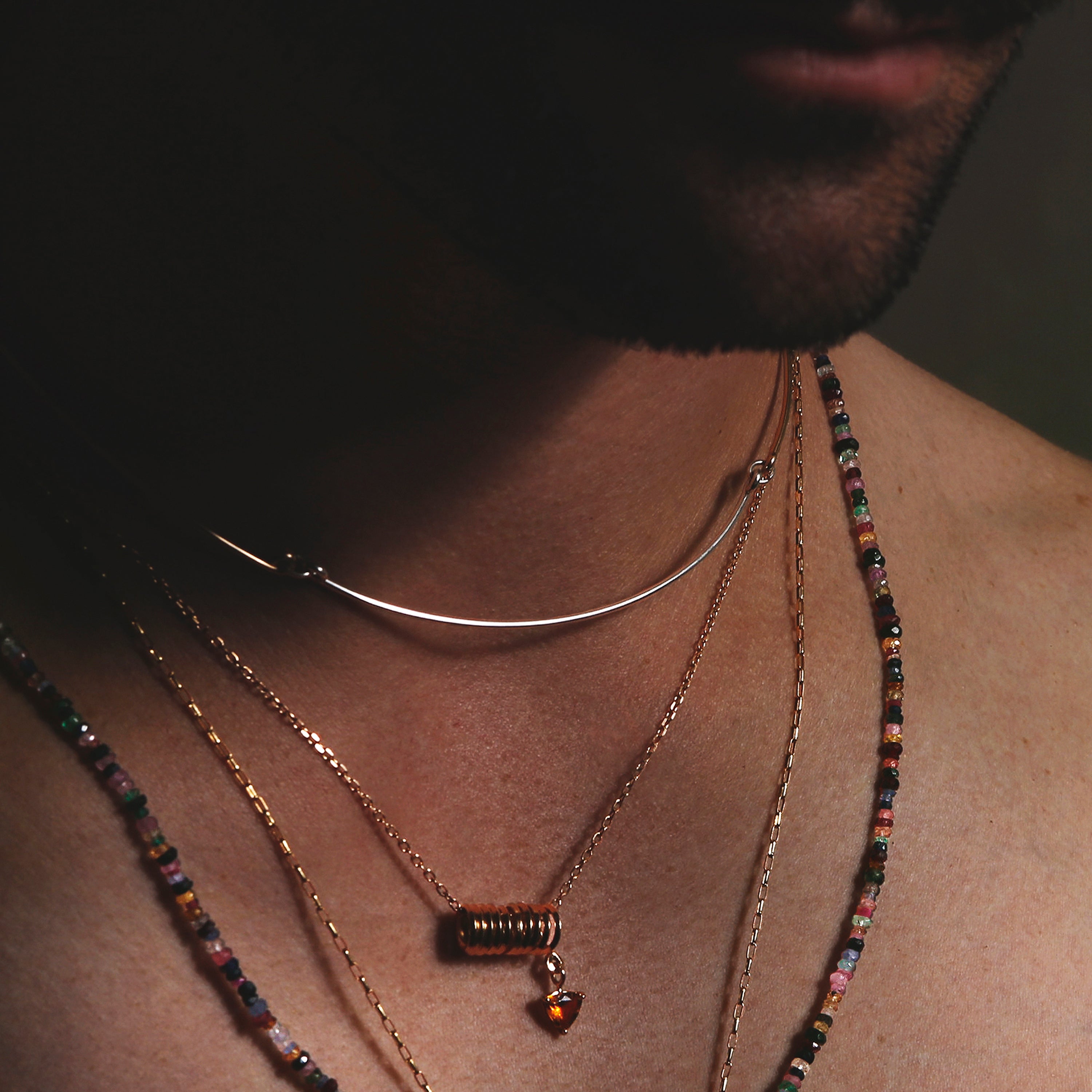 Collier Léo — détail du fil métallique