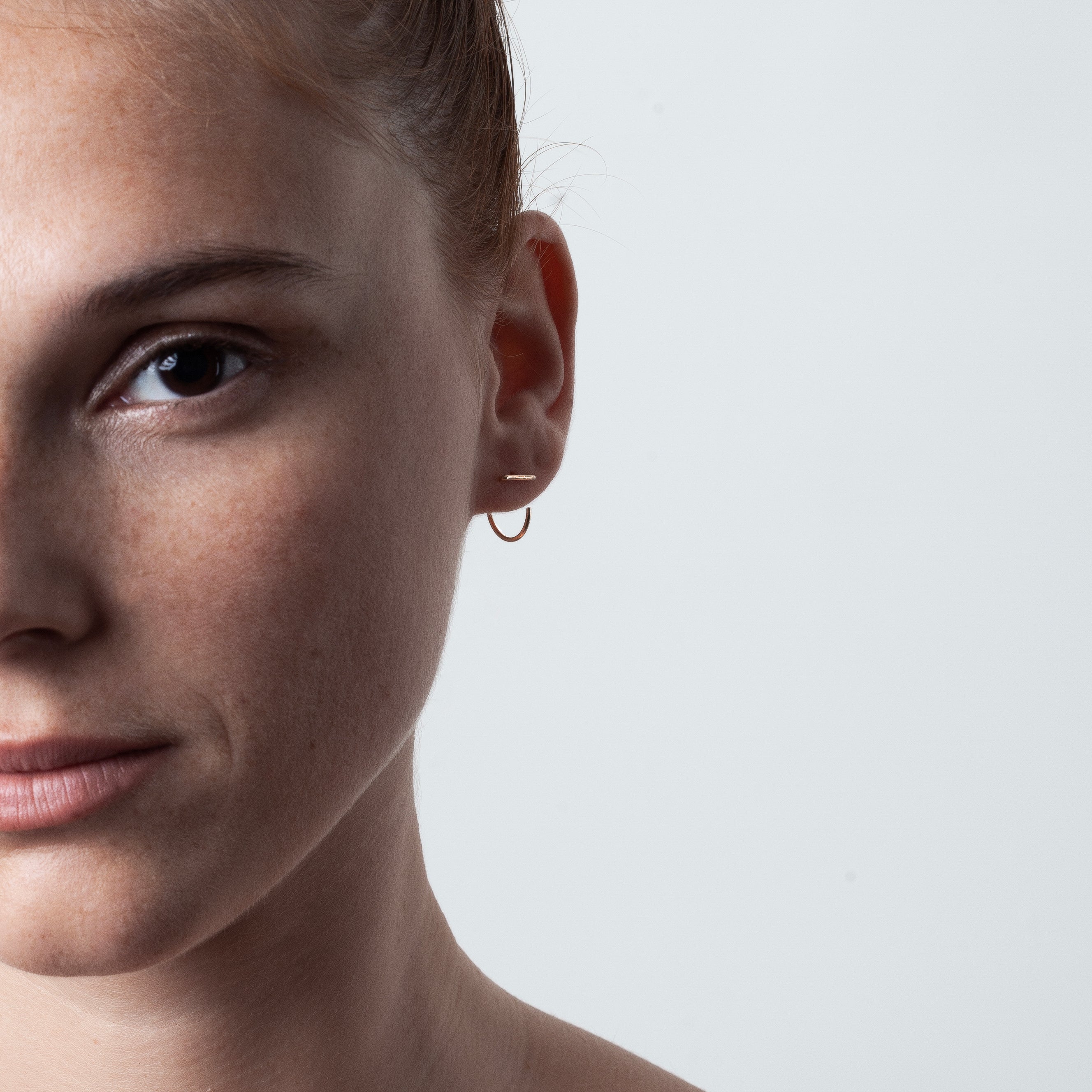 Boucles d'Oreilles Mini Créoles Éos porté à l'oreille — or jaune laminé livraison express sécurisée