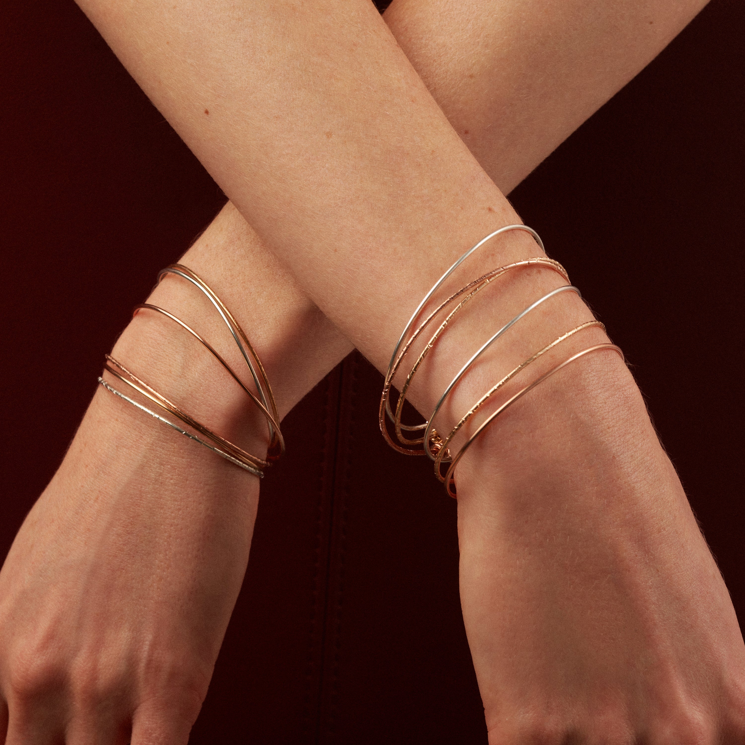 Bracelet personnalisé or rose porté au poignet féminin