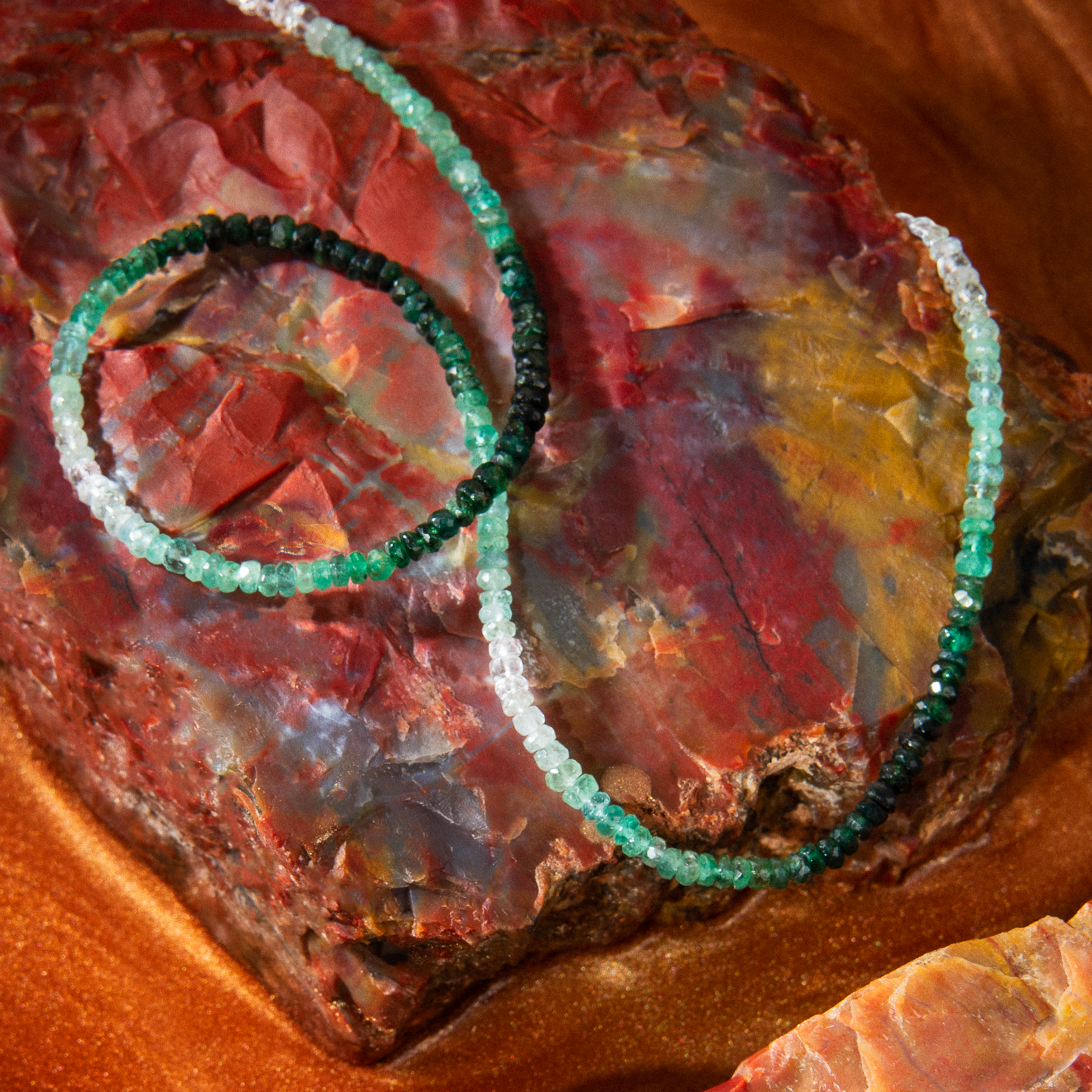 Collier Ras de Cou Rivière - émeraude — détail façonnage à la main