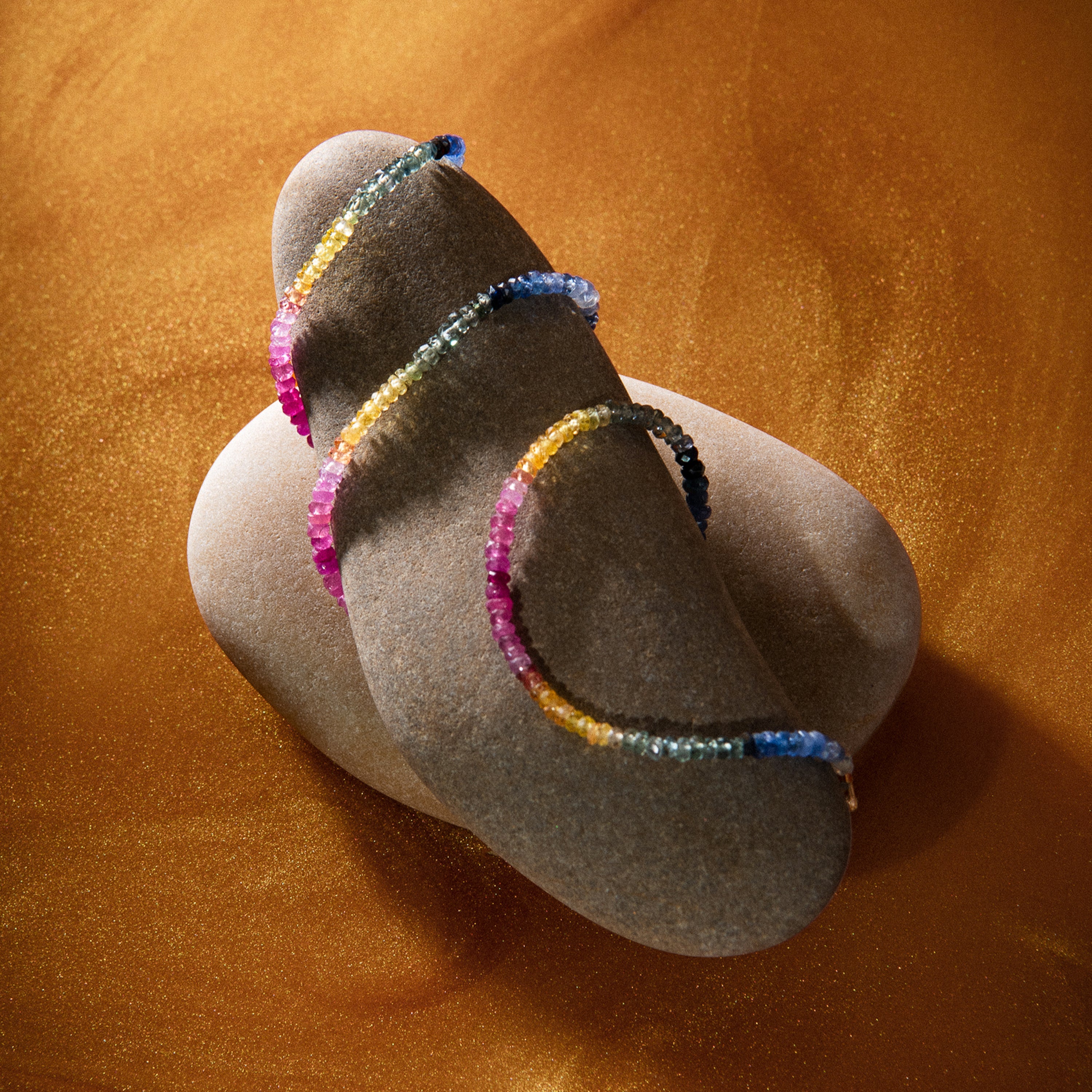 Collier Ras de Cou Rivière - saphir rainbow — détail façonnage à la main