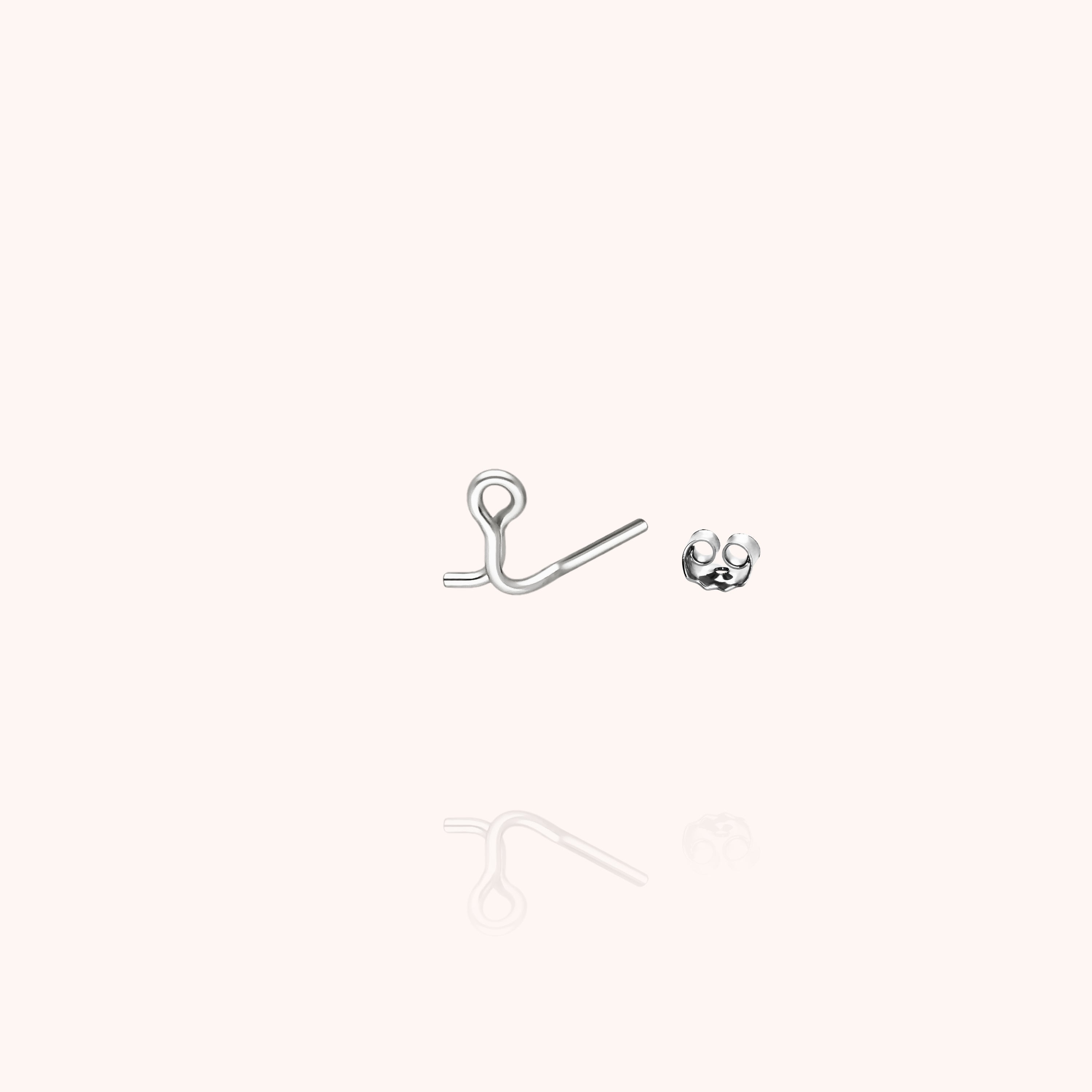 Puce d'Oreille Originale Initiale porté à l'oreille — qualité artisanale garantie