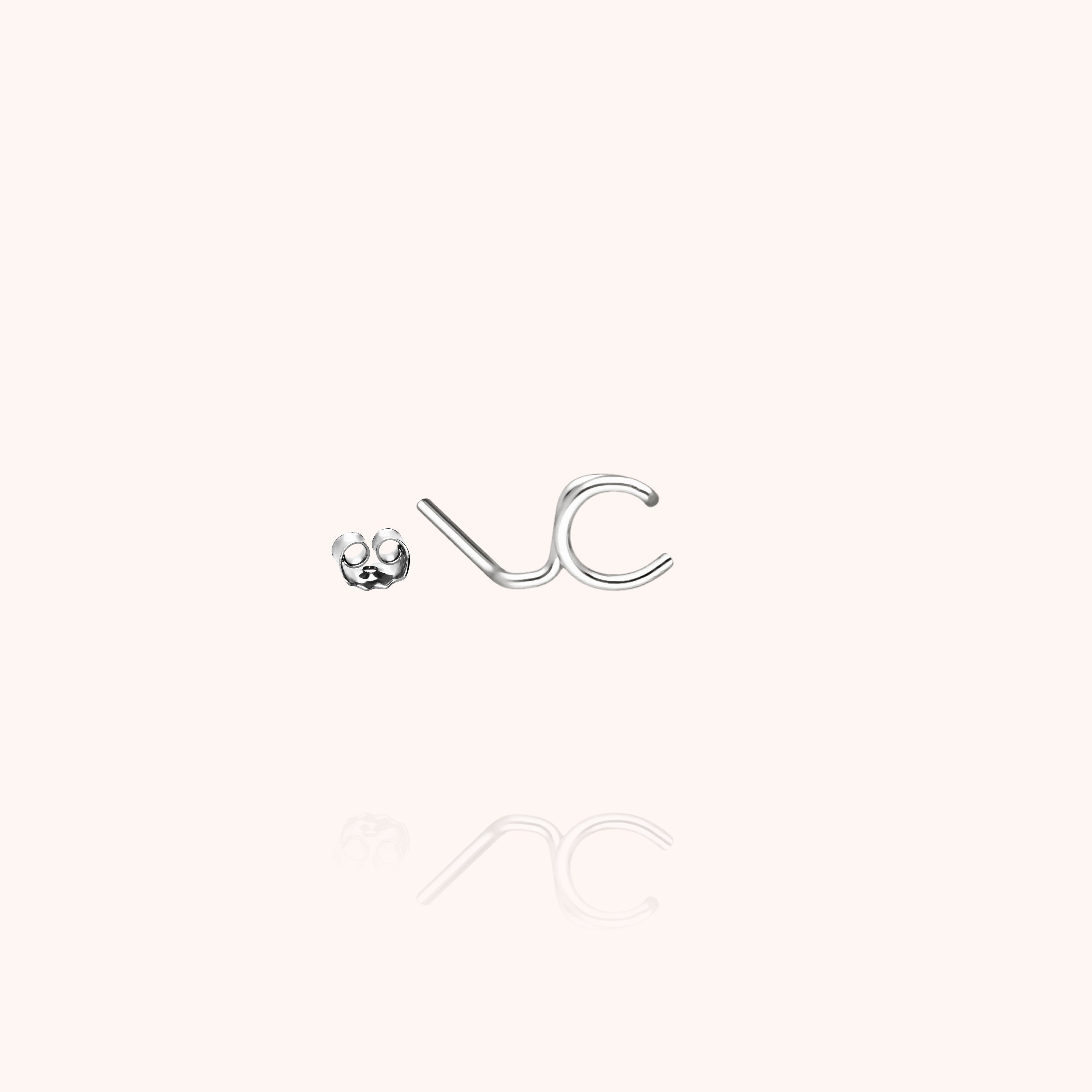 Puce d'Oreille Originale Initiale porté à l'oreille — qualité artisanale garantie