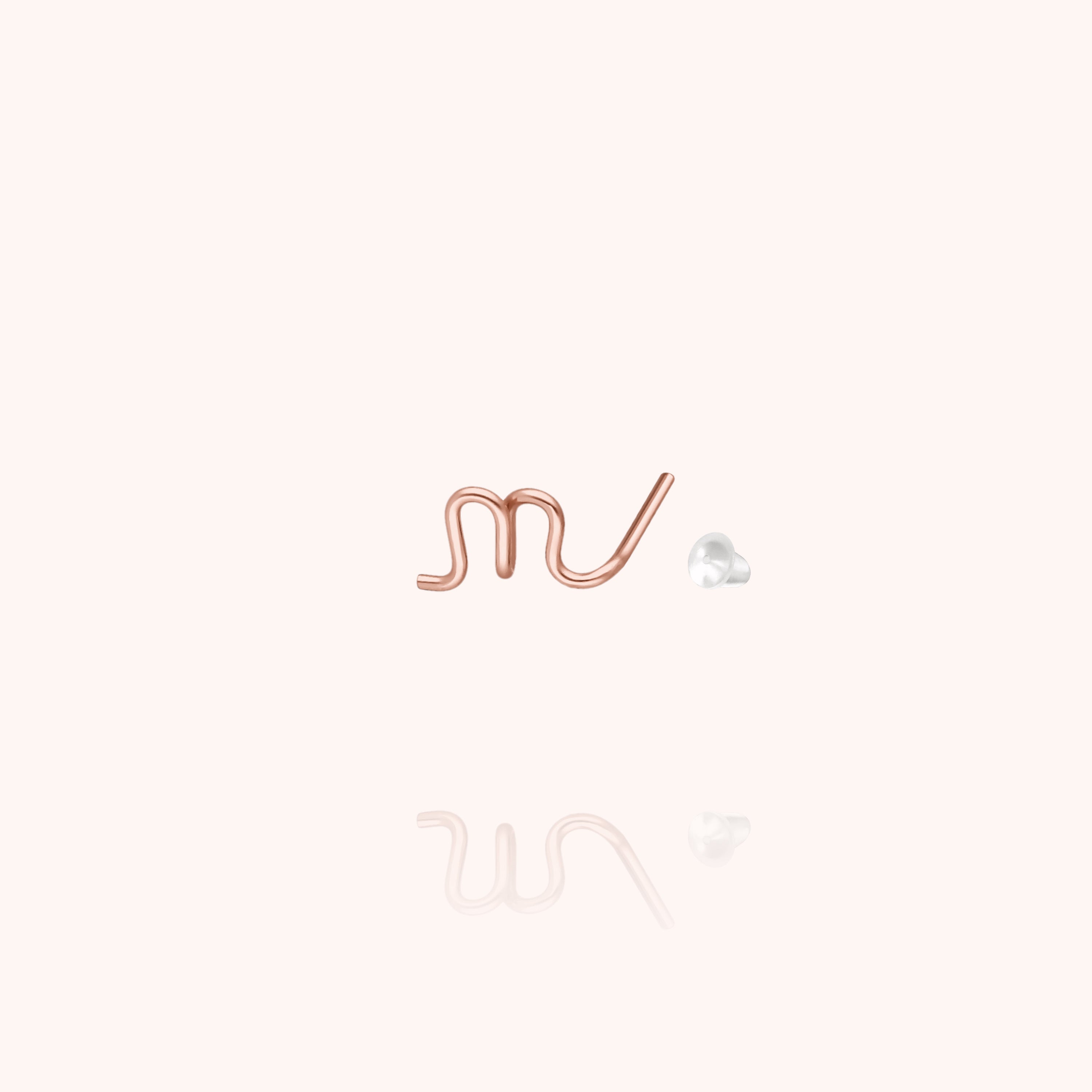 Puce d'Oreille Originale Initiale porté à l'oreille — qualité artisanale garantie