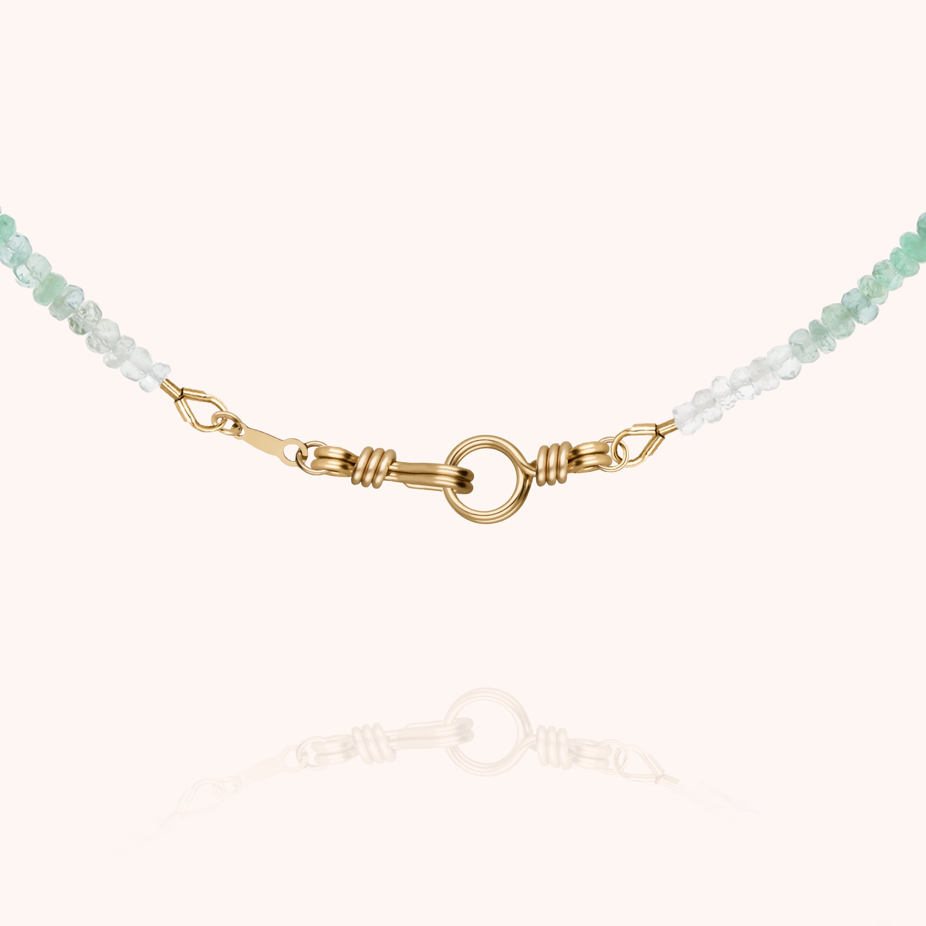 Collier Ras de Cou Rivière Attache moi - émeraude porté au cou — livraison express sécurisée