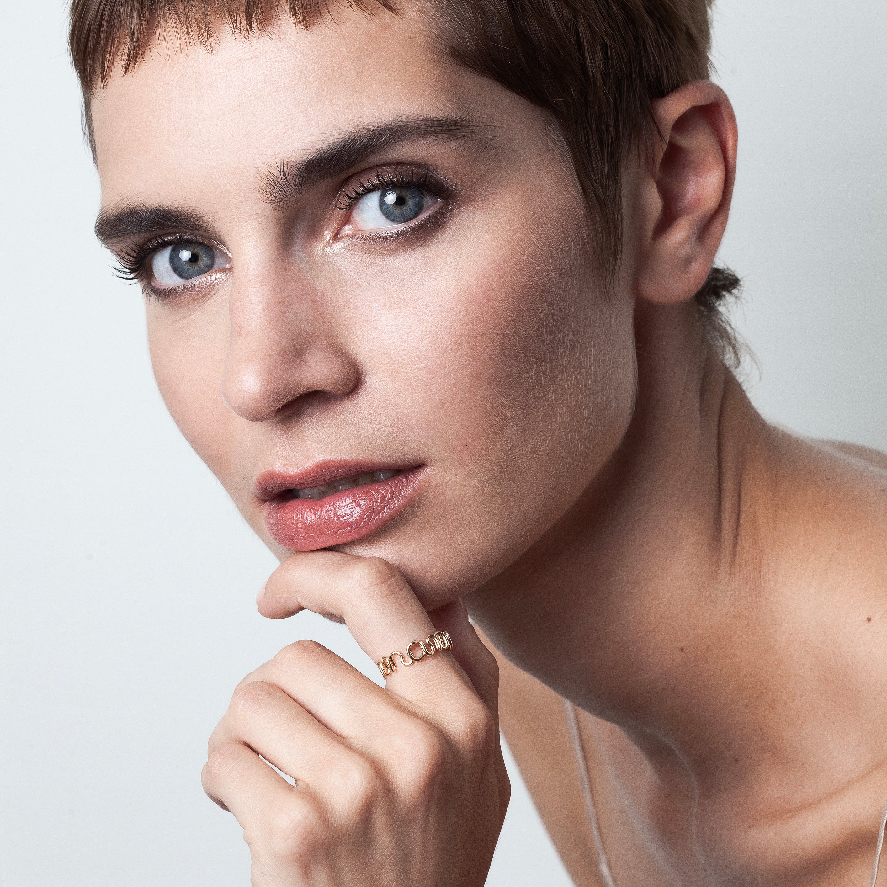 Bague lettre personnalisée bijou affirmé fait main Paris