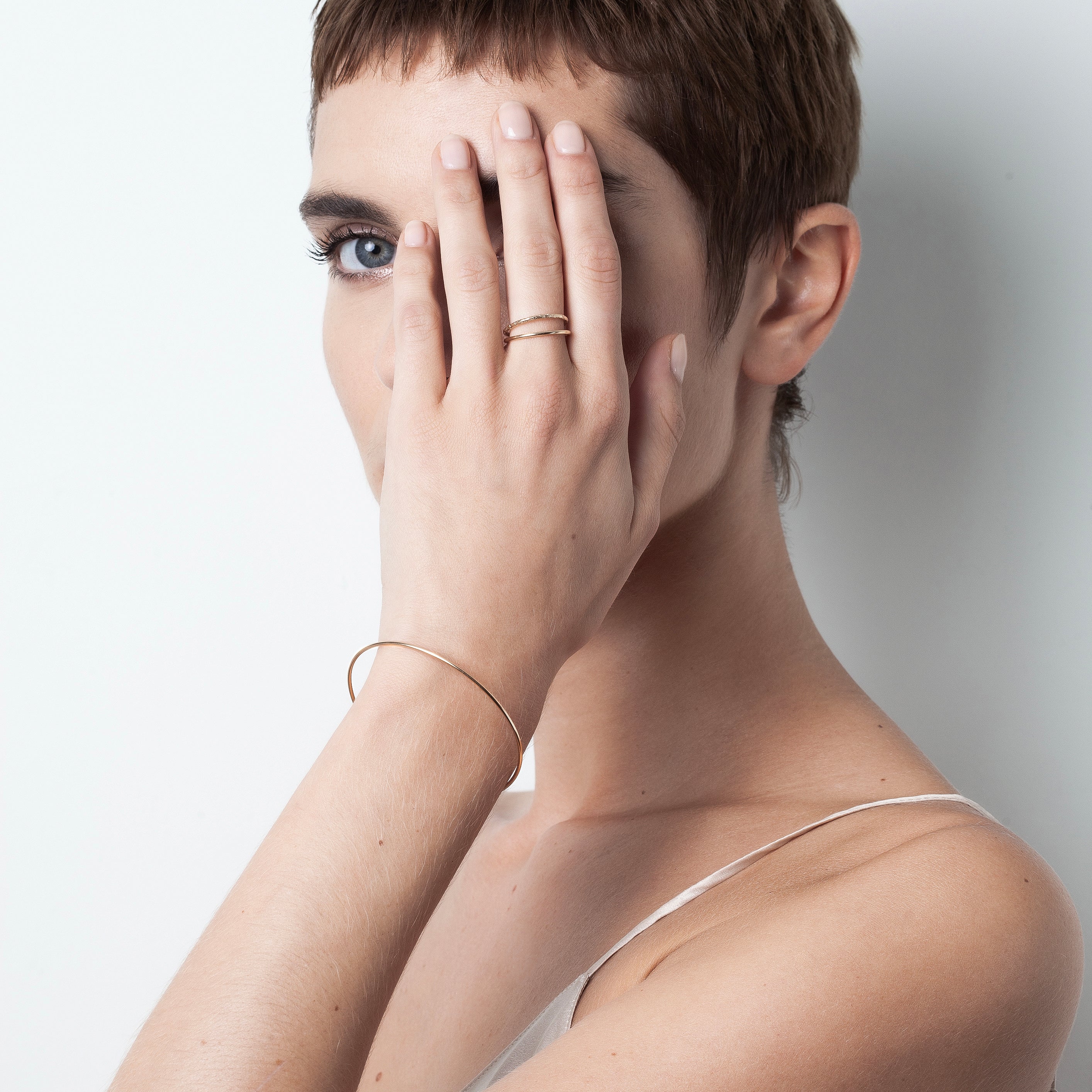 Bracelet lettre personnalisée gold filled 14k bijou élégant homme fait main Paris