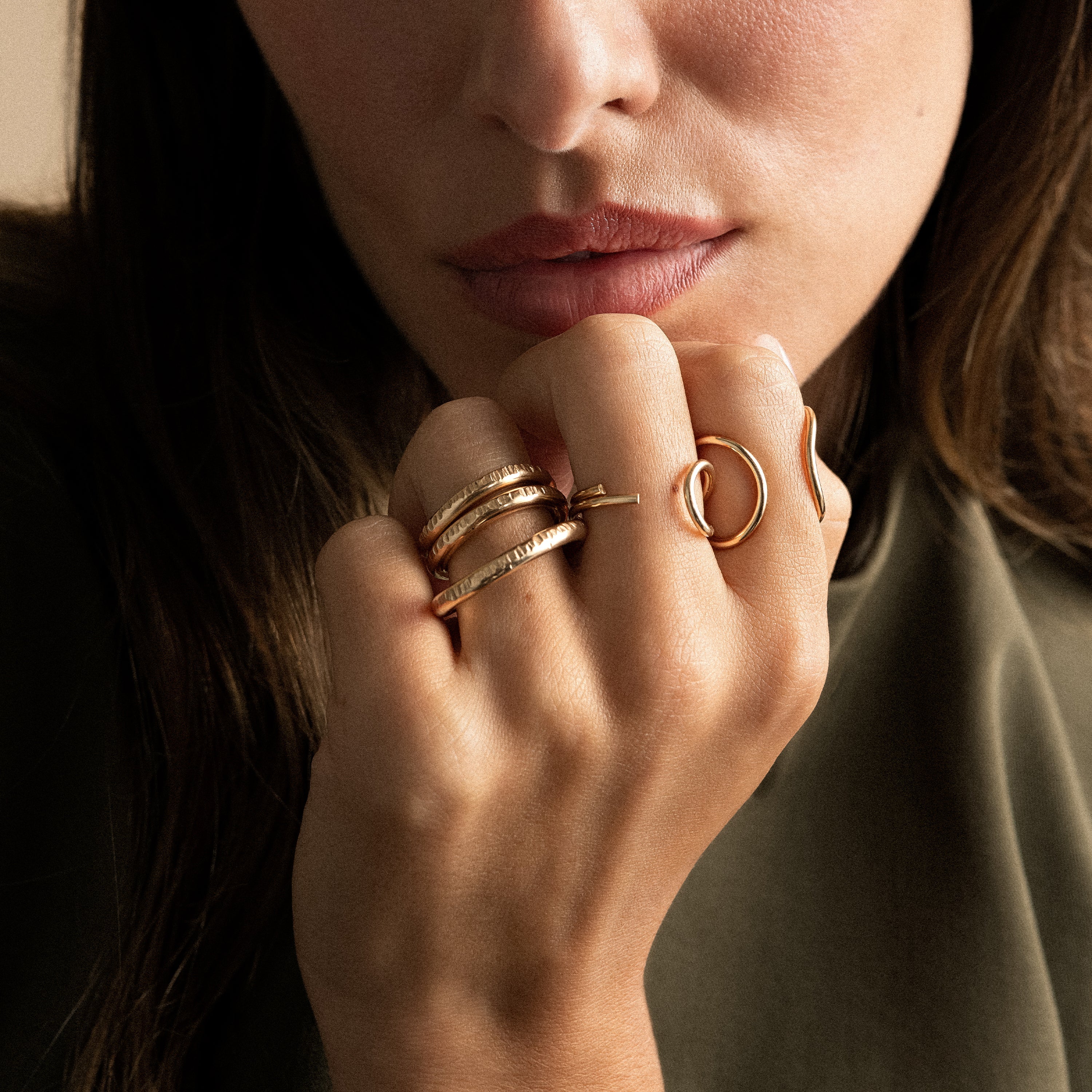 Collection Outline Atelier Paulin - Bracelets manchette et bagues qui forment des lettres secrètes