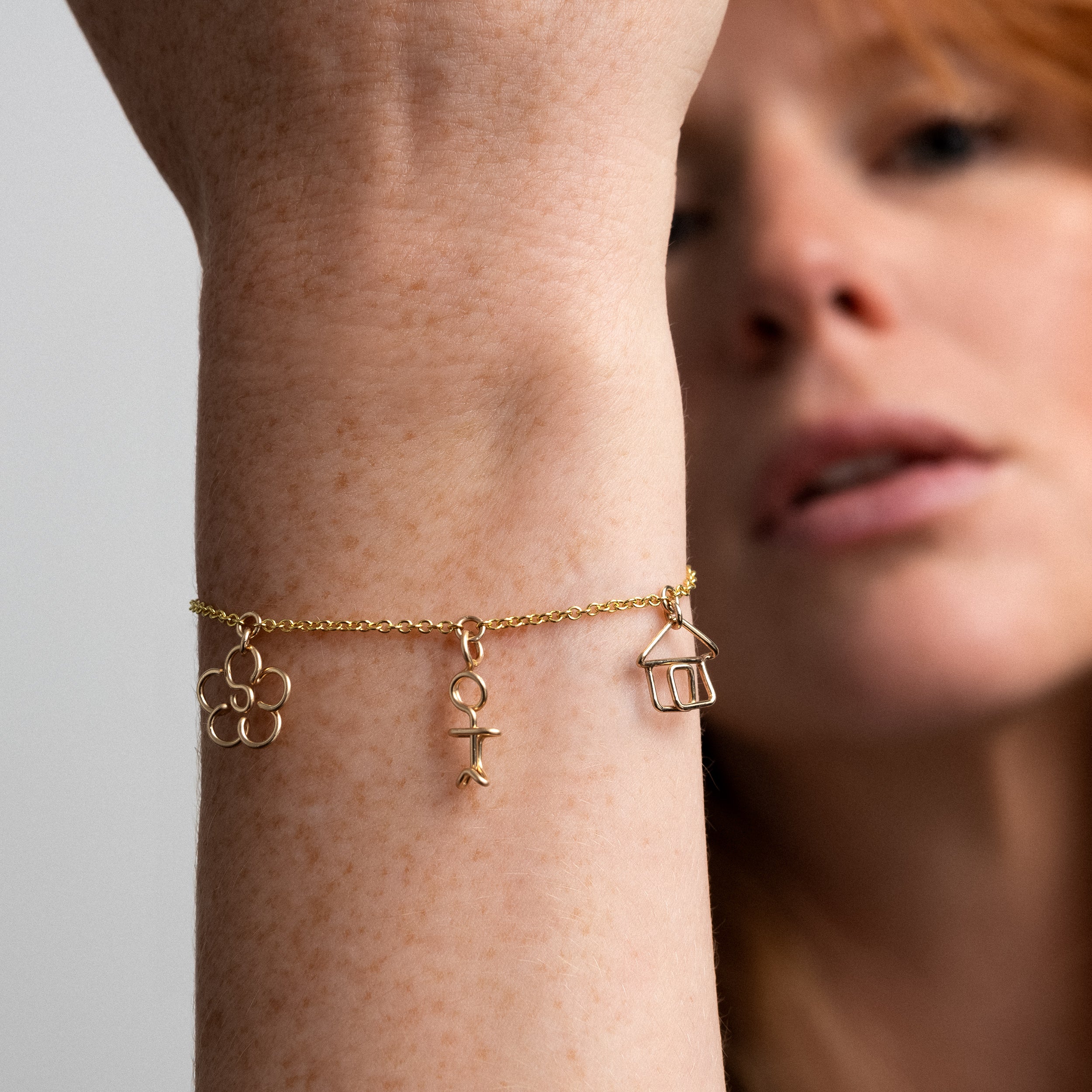 Bracelet lettre personnalisée bijou élégant femme fait main Paris