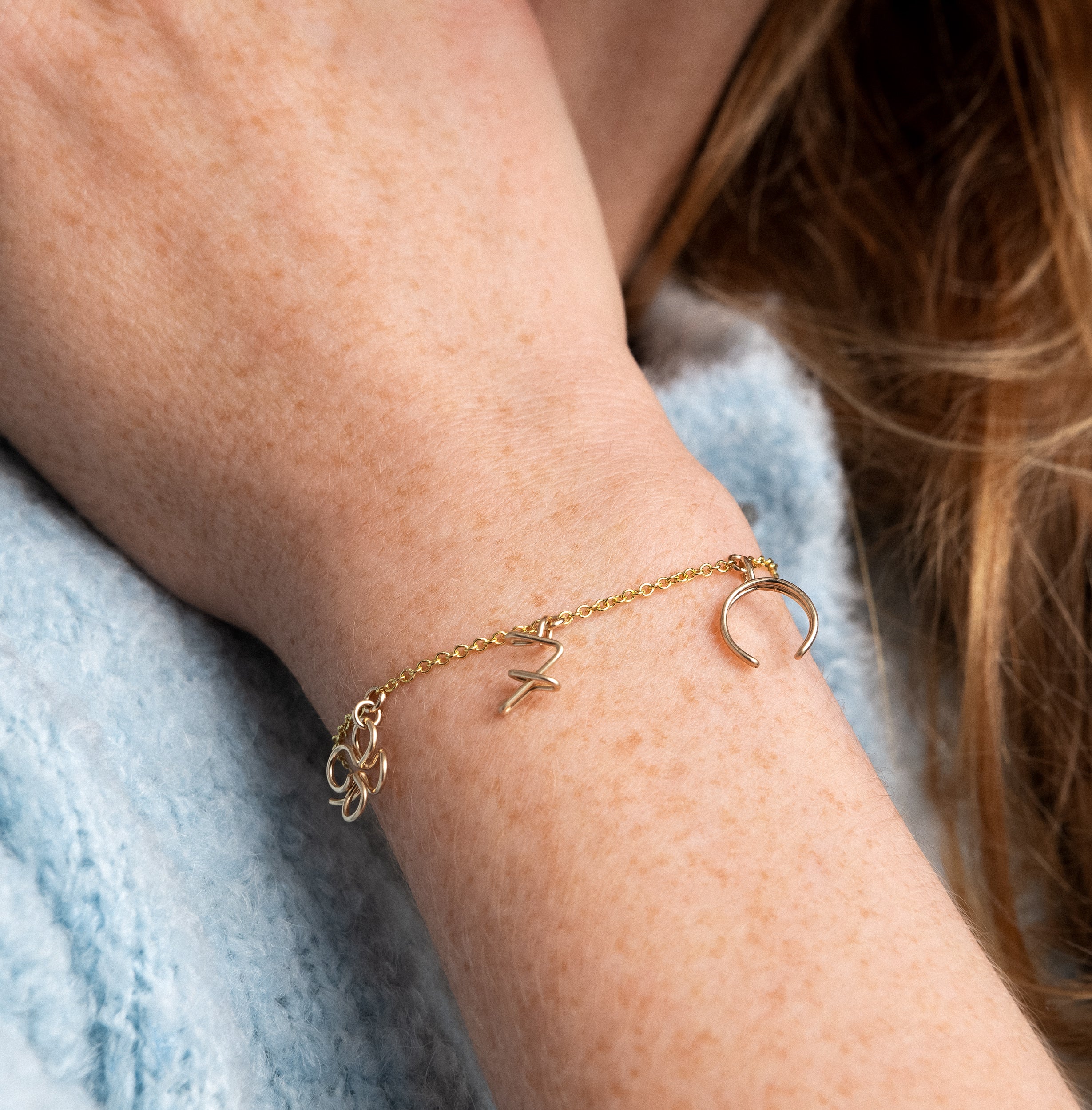 Bracelet lettre personnalisée bijou élégant femme fait main Paris