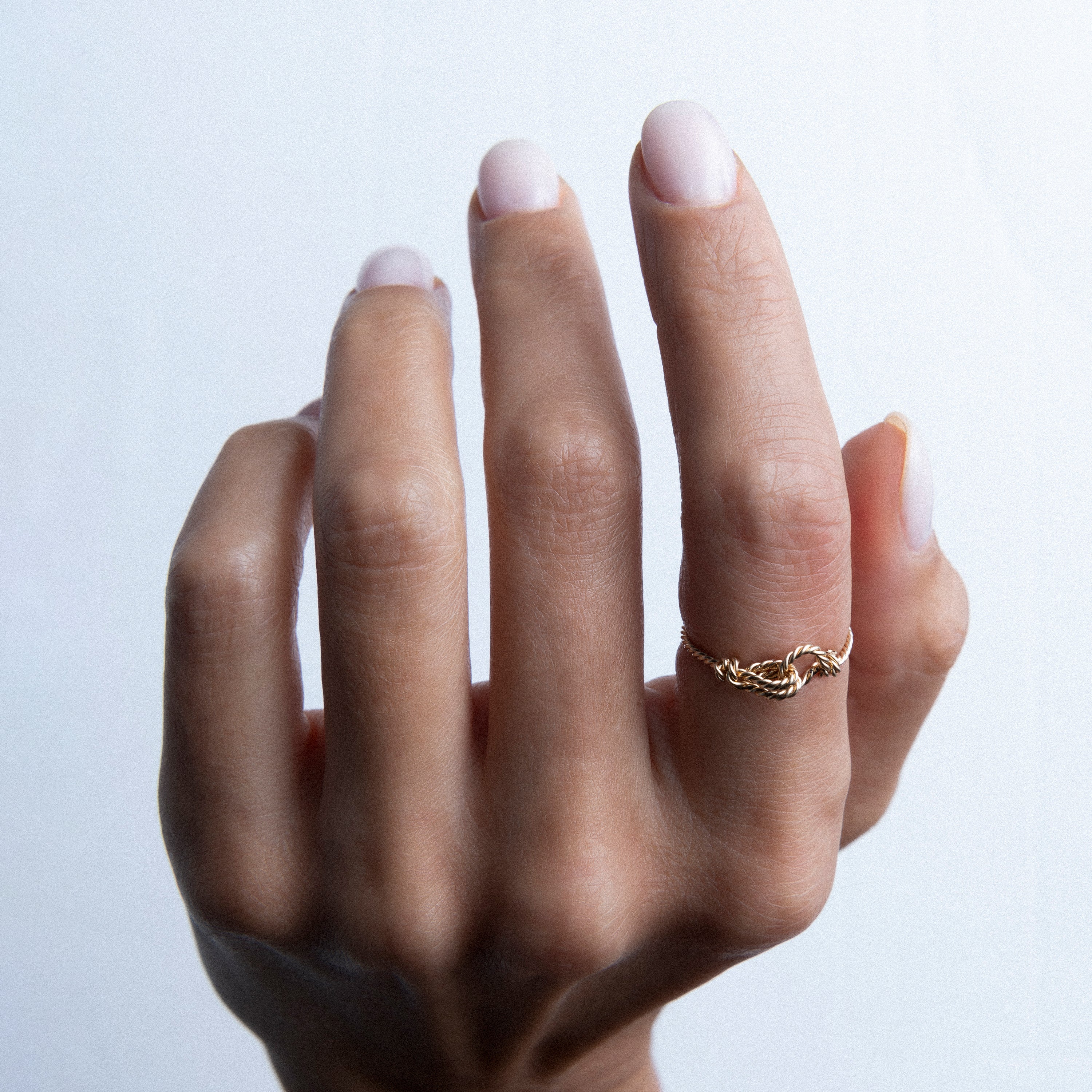 Bague lettre personnalisée gold filled 14k bijou affirmé fait main Paris