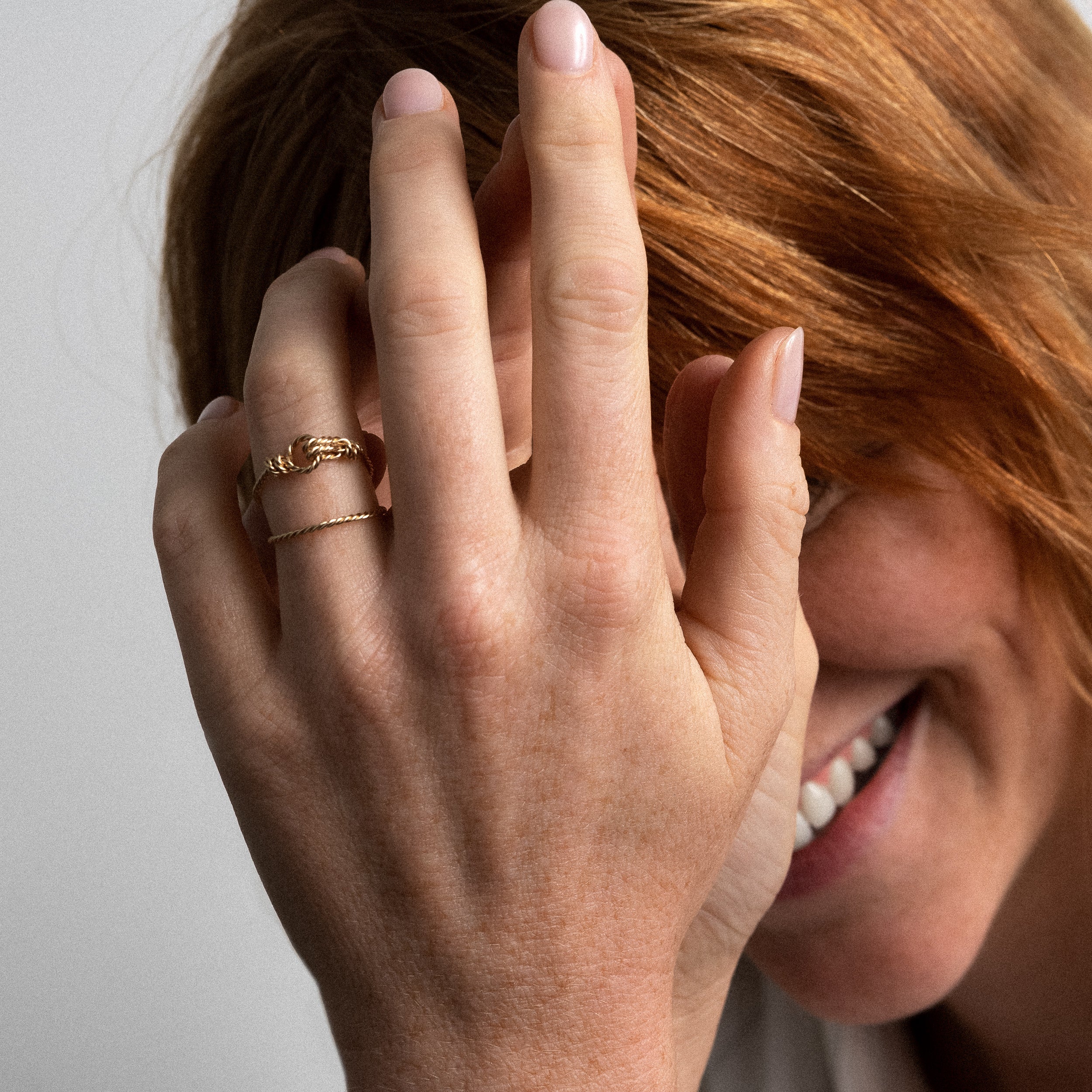 Bague Attache moi Encore — détail du fil métallique, or jaune laminé