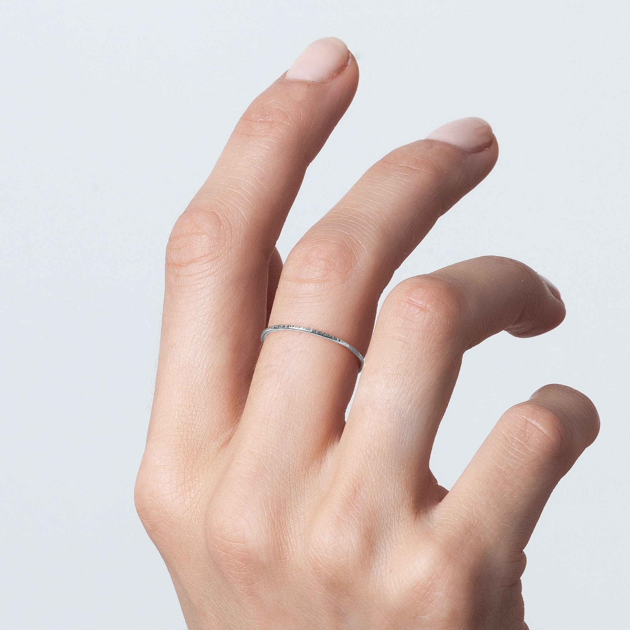 Bague Héra Ciselée n°2 porté au doigt — or blanc 18K expédition rapide et sécurisée