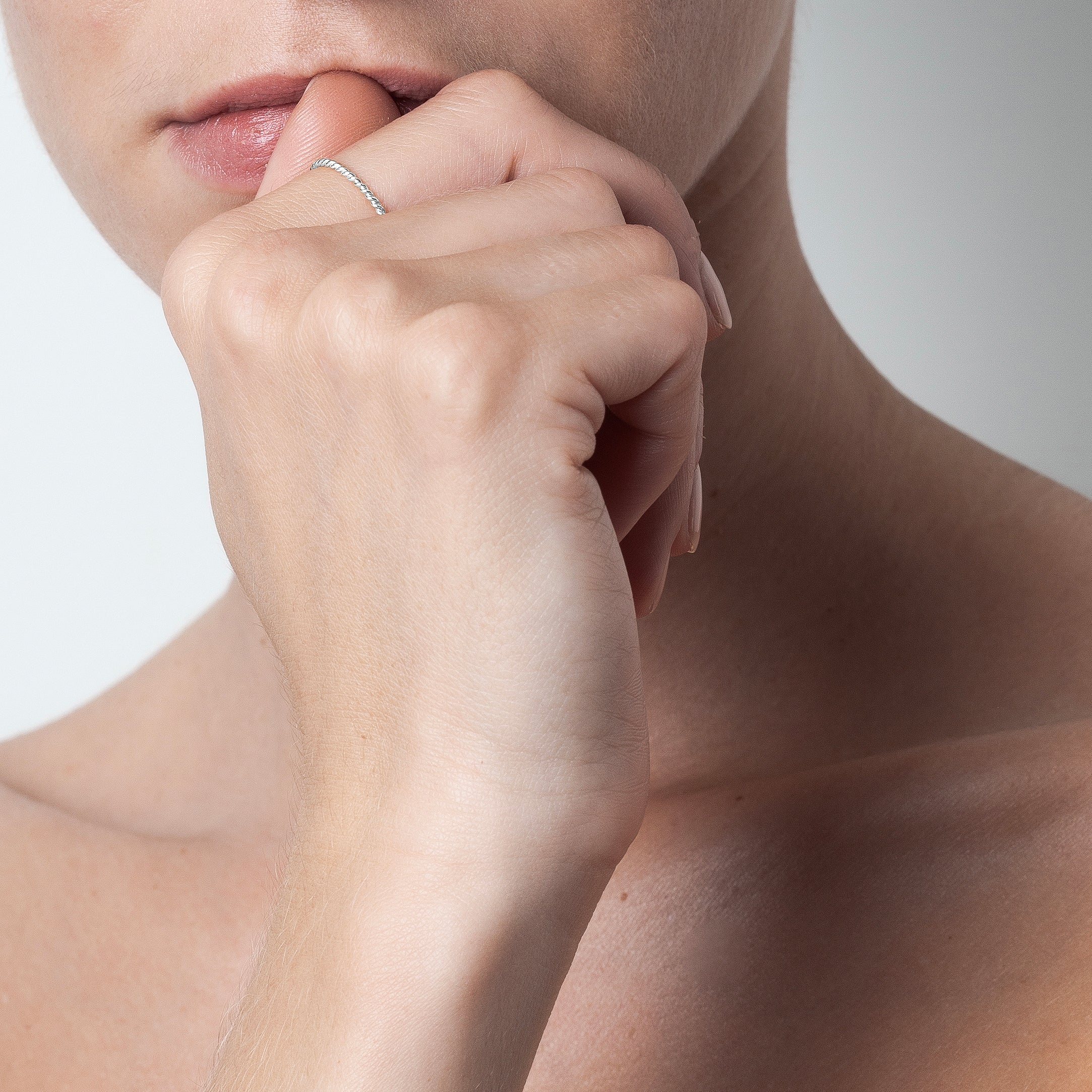 Détail façonnage prénom personnalisé bague or façonnage main sans soudure