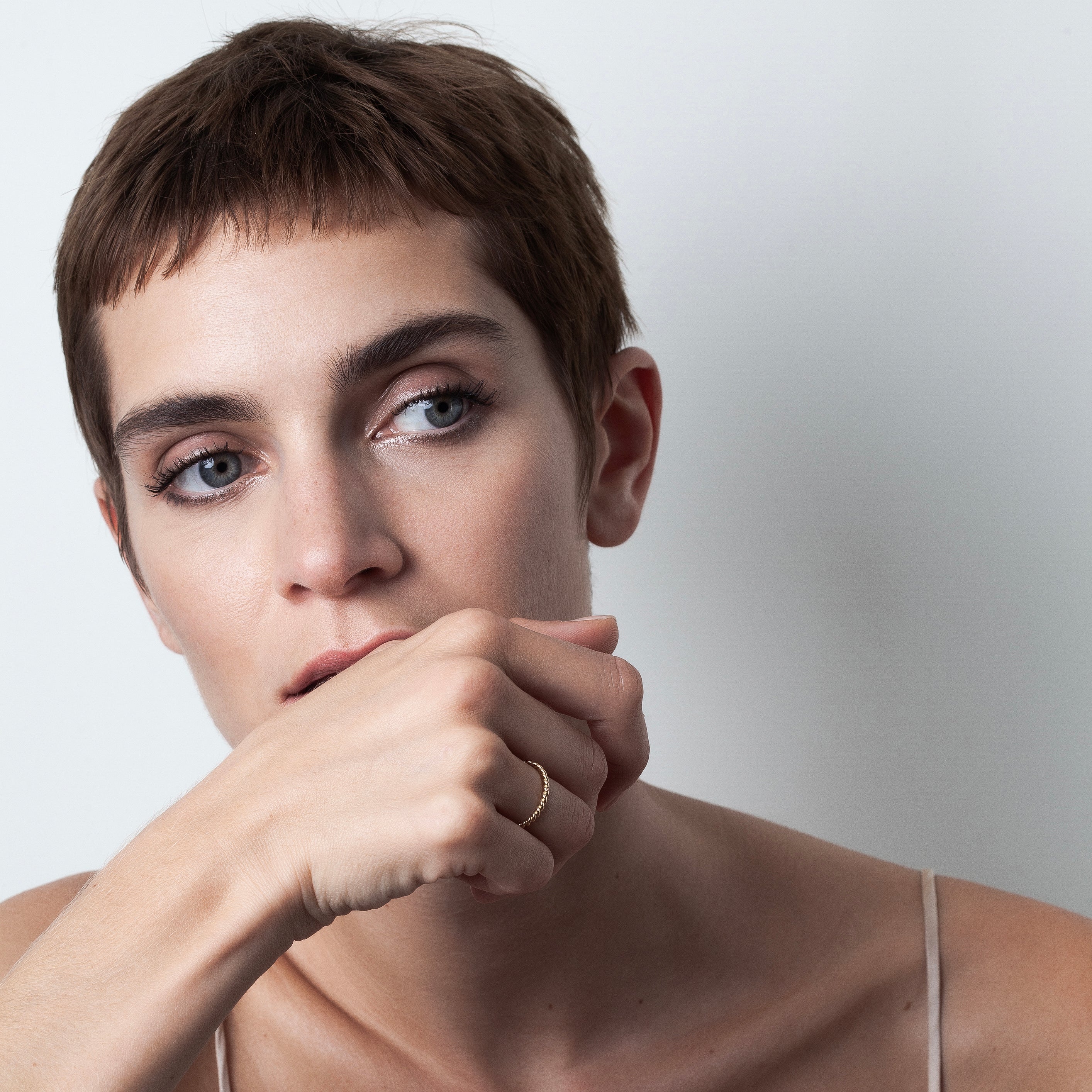 Bague Héra Torsadée n°3 porté au doigt — or jaune 18K expédition rapide et sécurisée