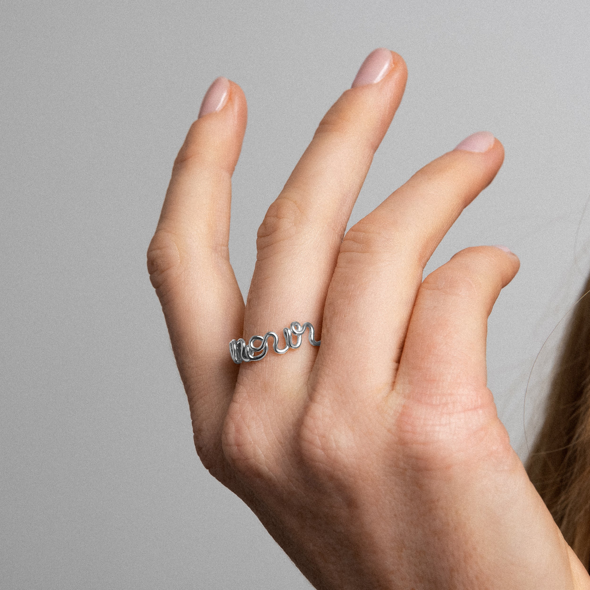 Détail façonnage prénom personnalisé bague argent façonnage main sans soudure