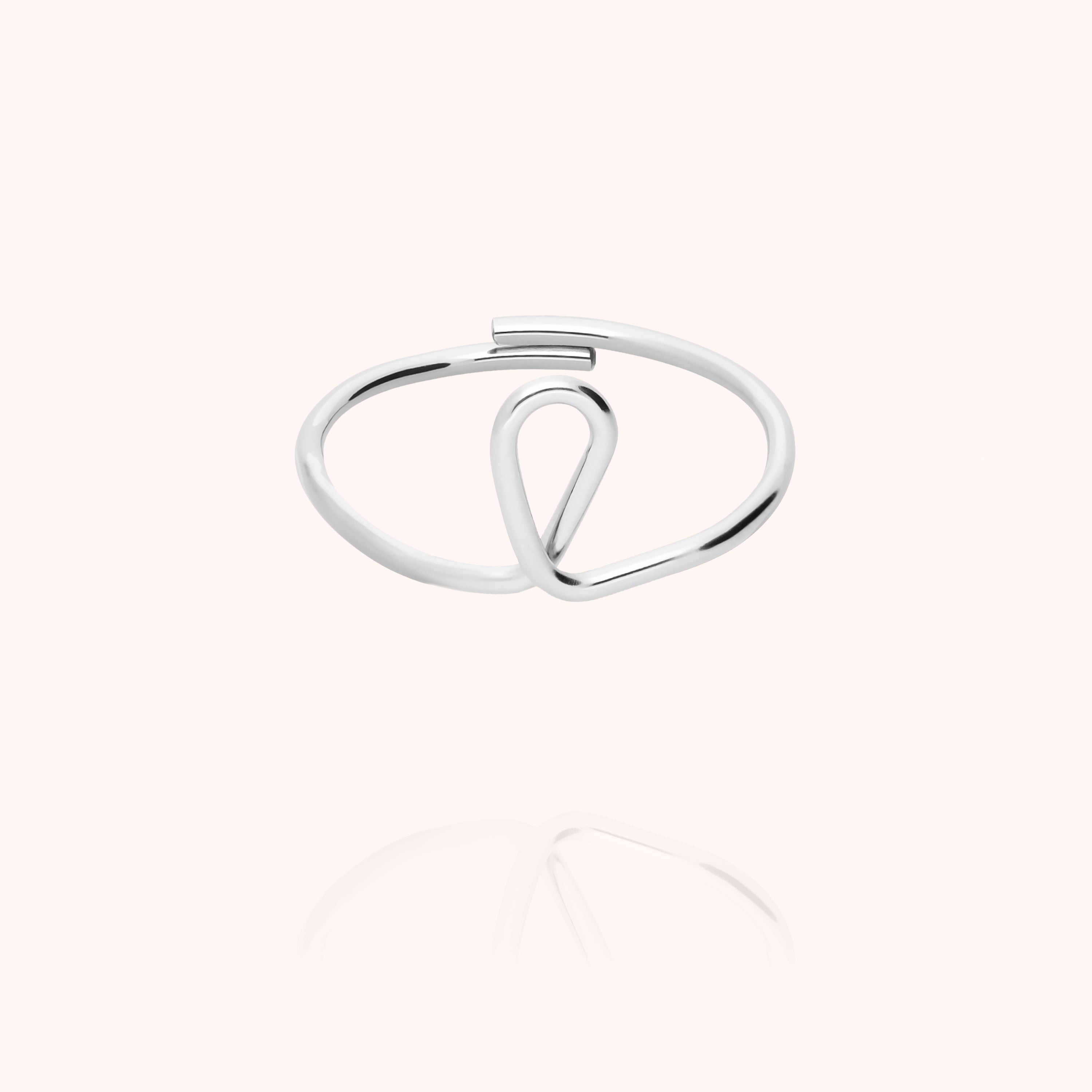 Bague Originale Initiale porté au doigt — qualité artisanale garantie