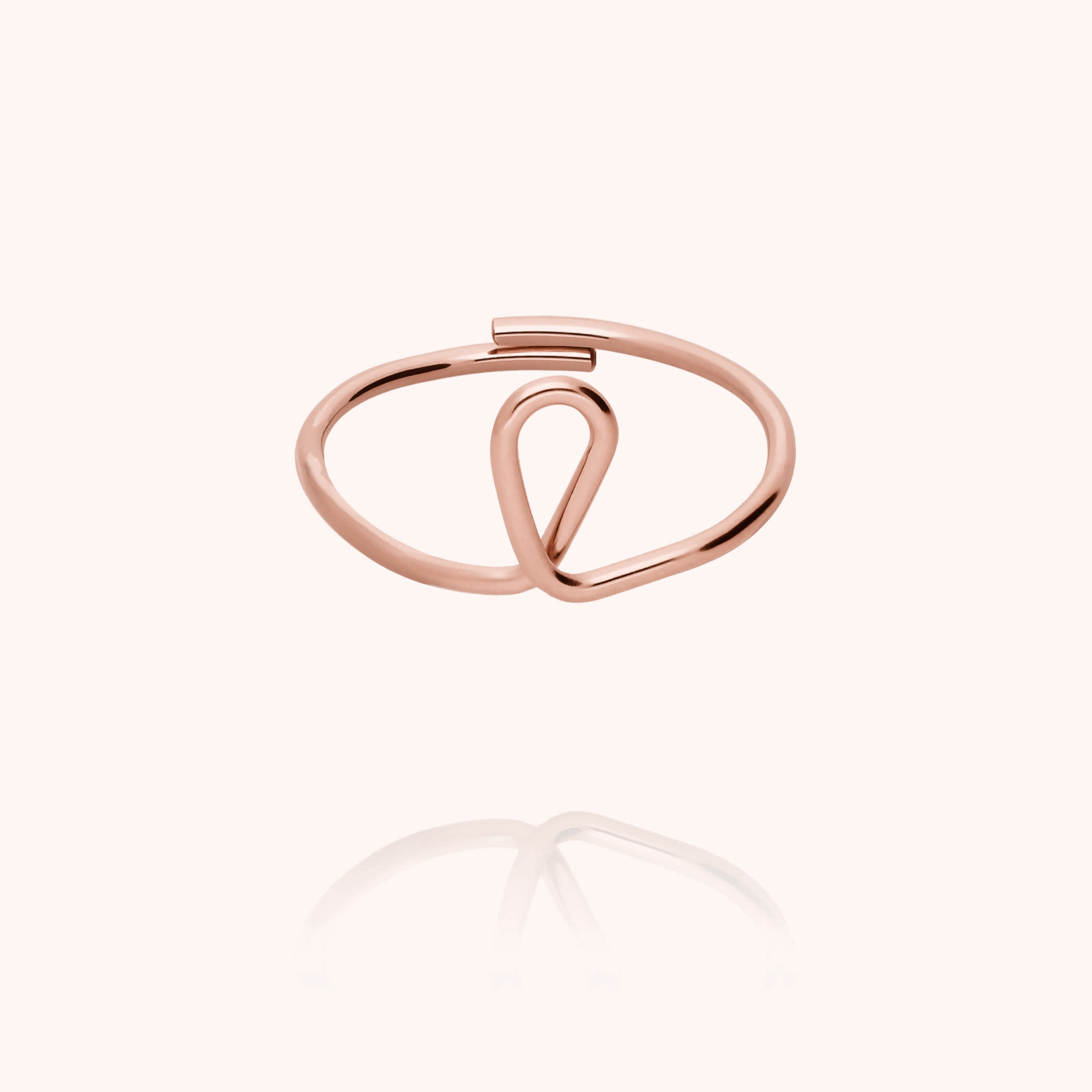 Bague Originale Initiale porté au doigt — qualité artisanale garantie