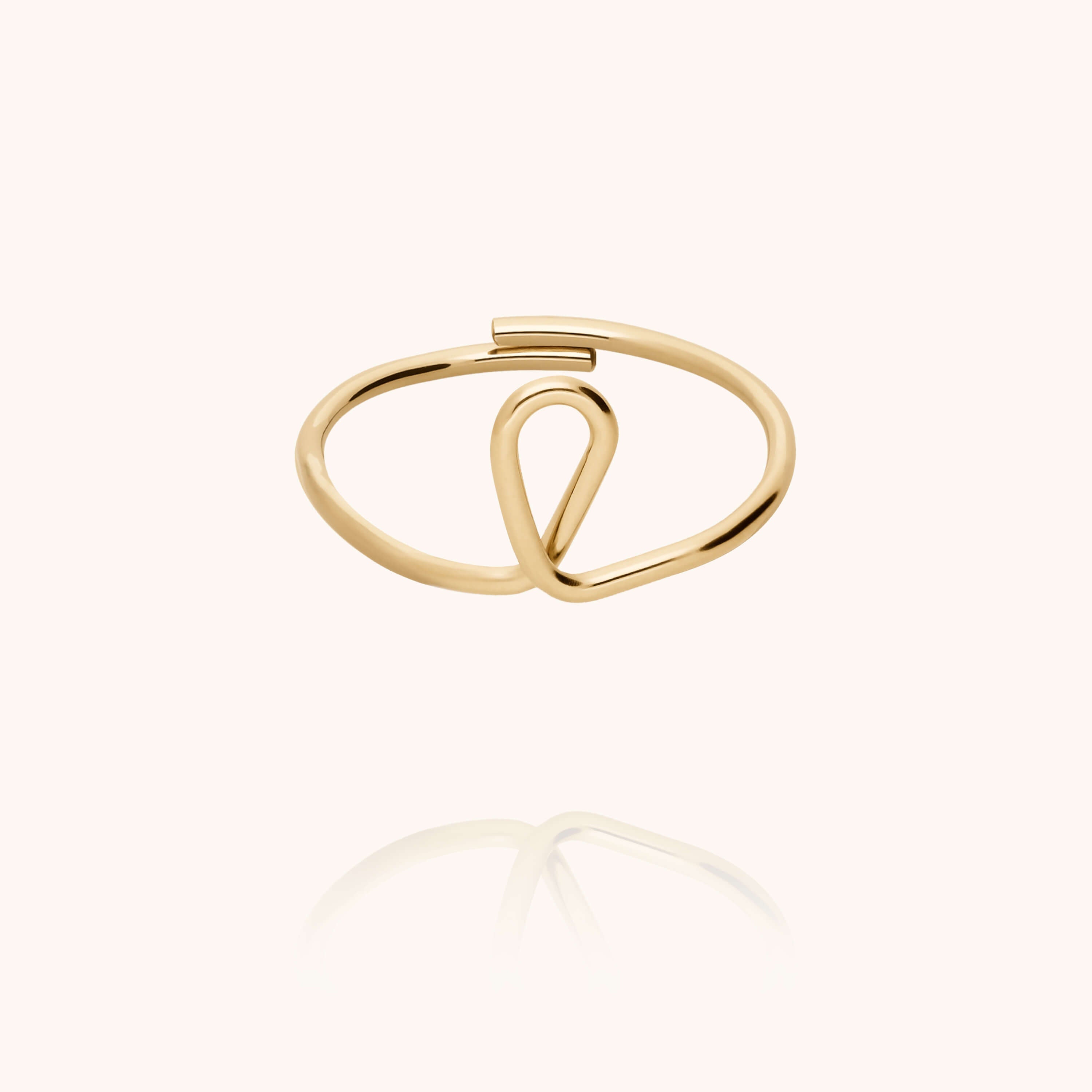 Bague Originale Initiale porté au doigt — qualité artisanale garantie