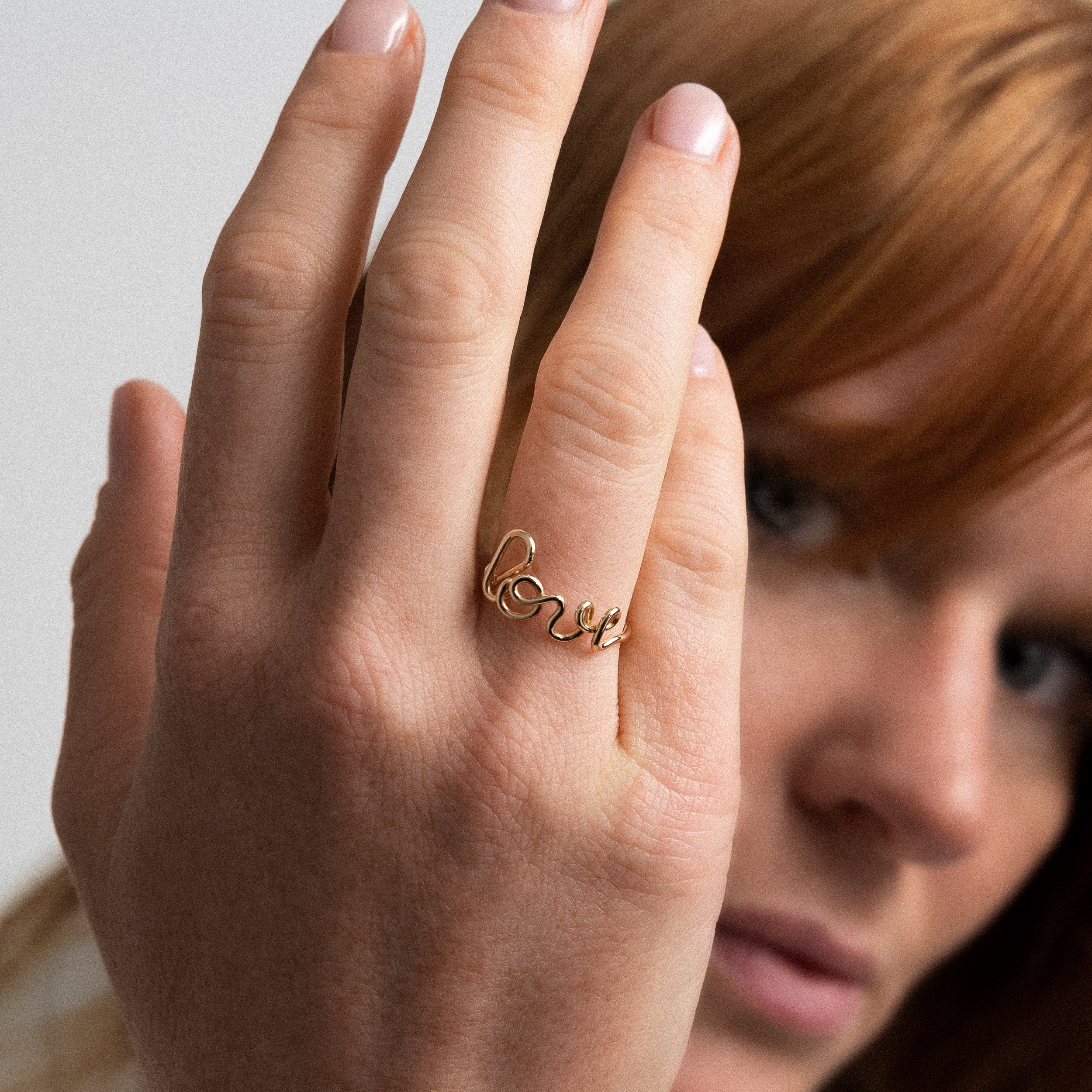 Bague Originale Love — détail du fil métallique, or jaune laminé