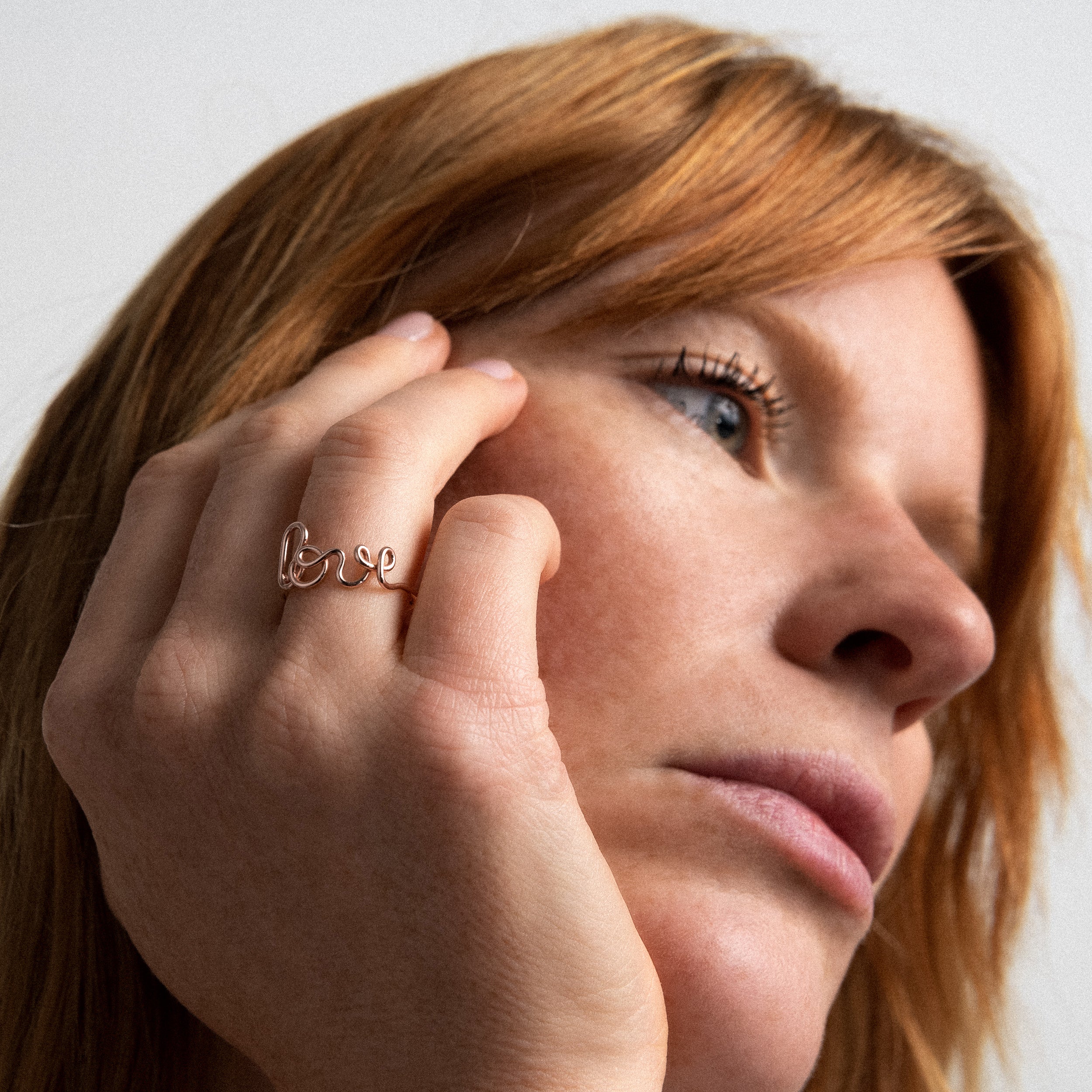 Détail façonnage prénom personnalisé bague or façonnage main sans soudure