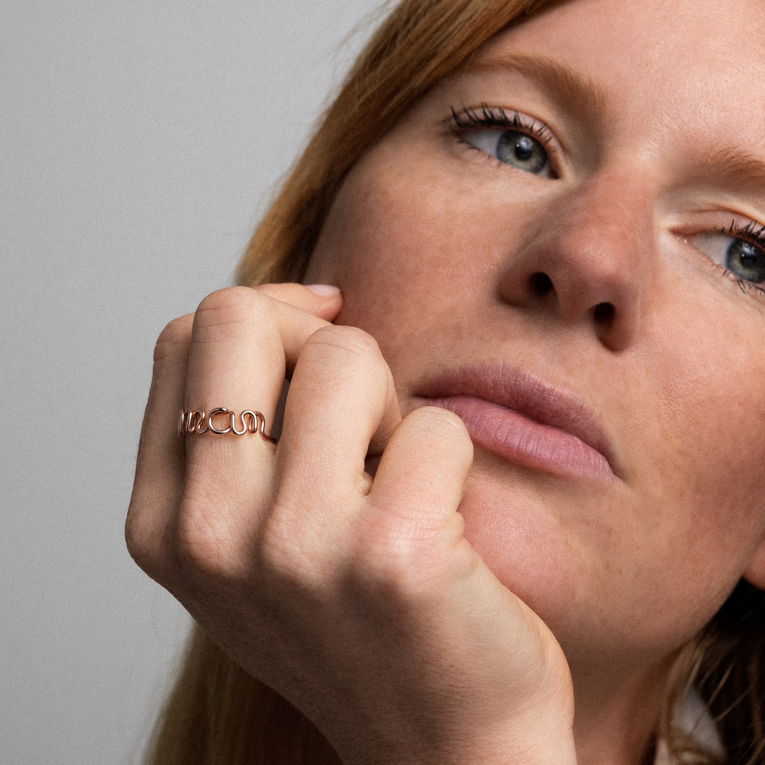 Bague Originale Maman — gros plan sur le fermoir, or rose laminé