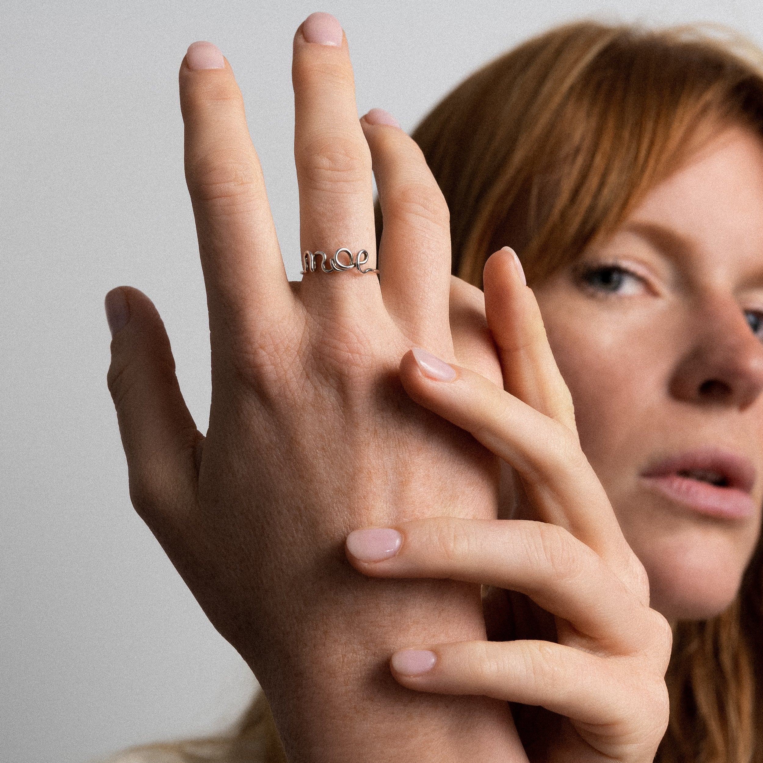 Bague Originale Personnalisée porté au doigt — or blanc 18K expédition rapide et sécurisée