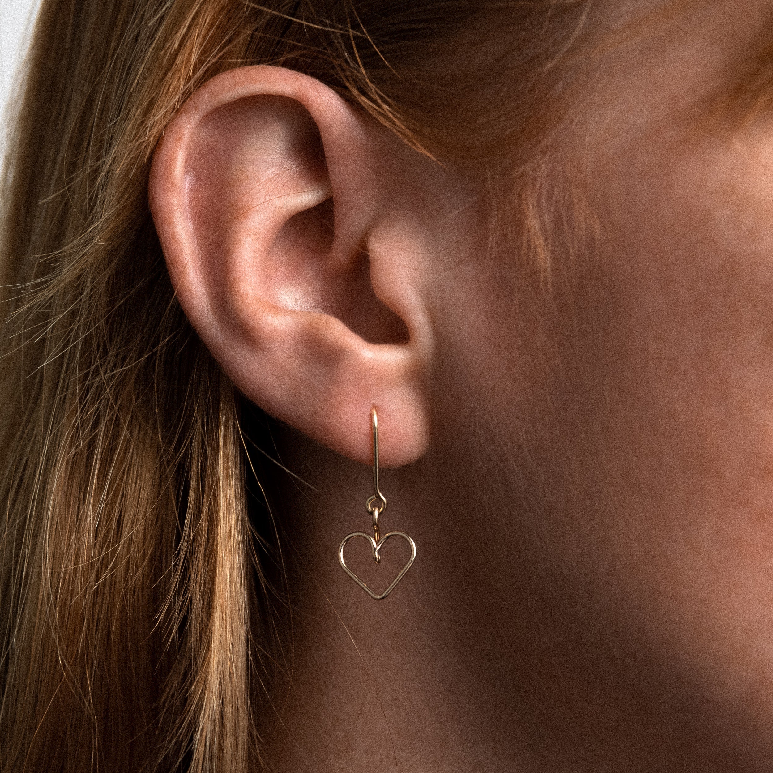 Boucle d'Oreille Dormeuse Coeur Individuelle porté à l'oreille — or jaune 18K expédition rapide et sécurisée
