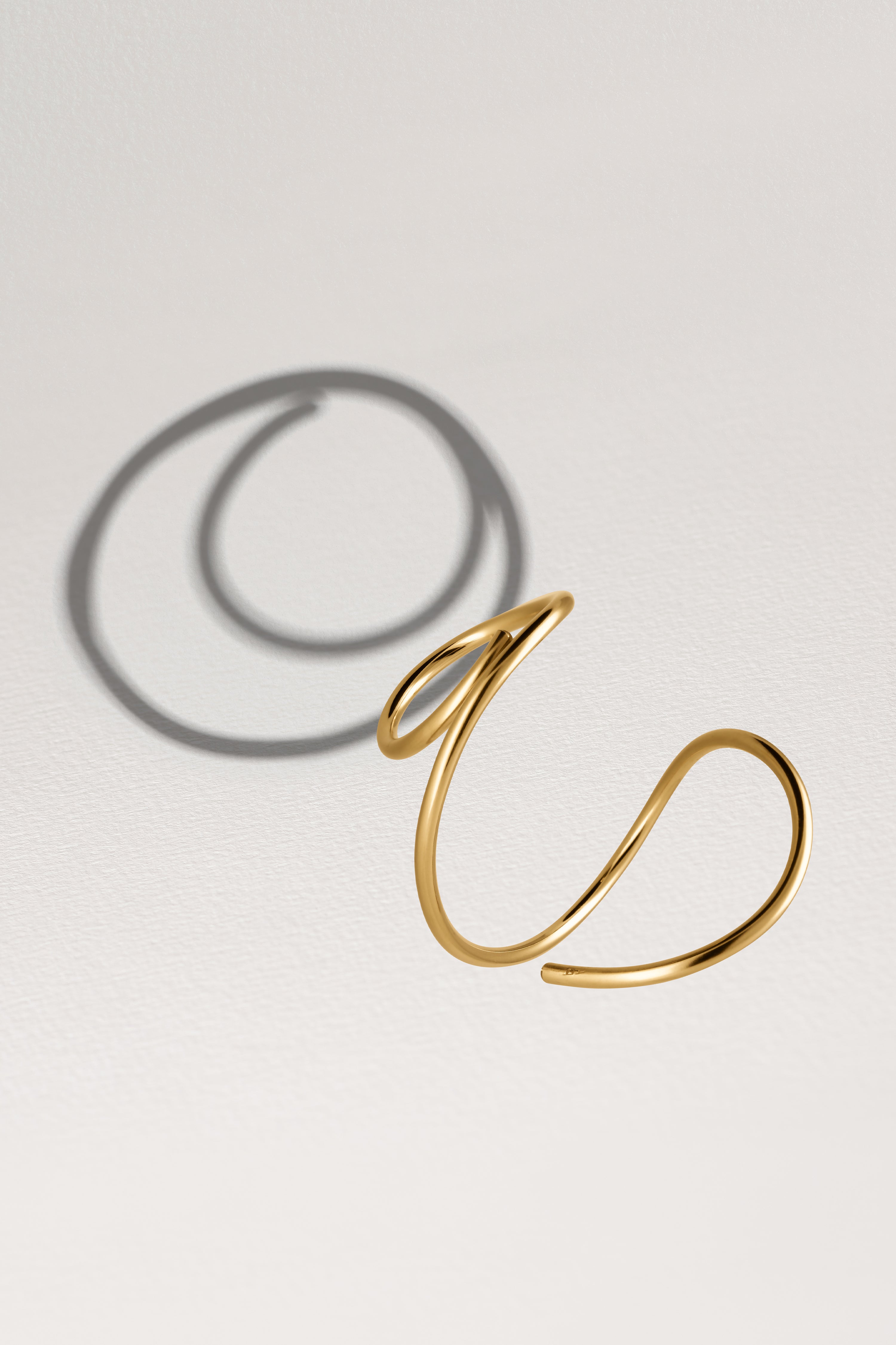 Bracelet Manchette Outline Lettre O — gros plan sur le fermoir, or jaune laminé