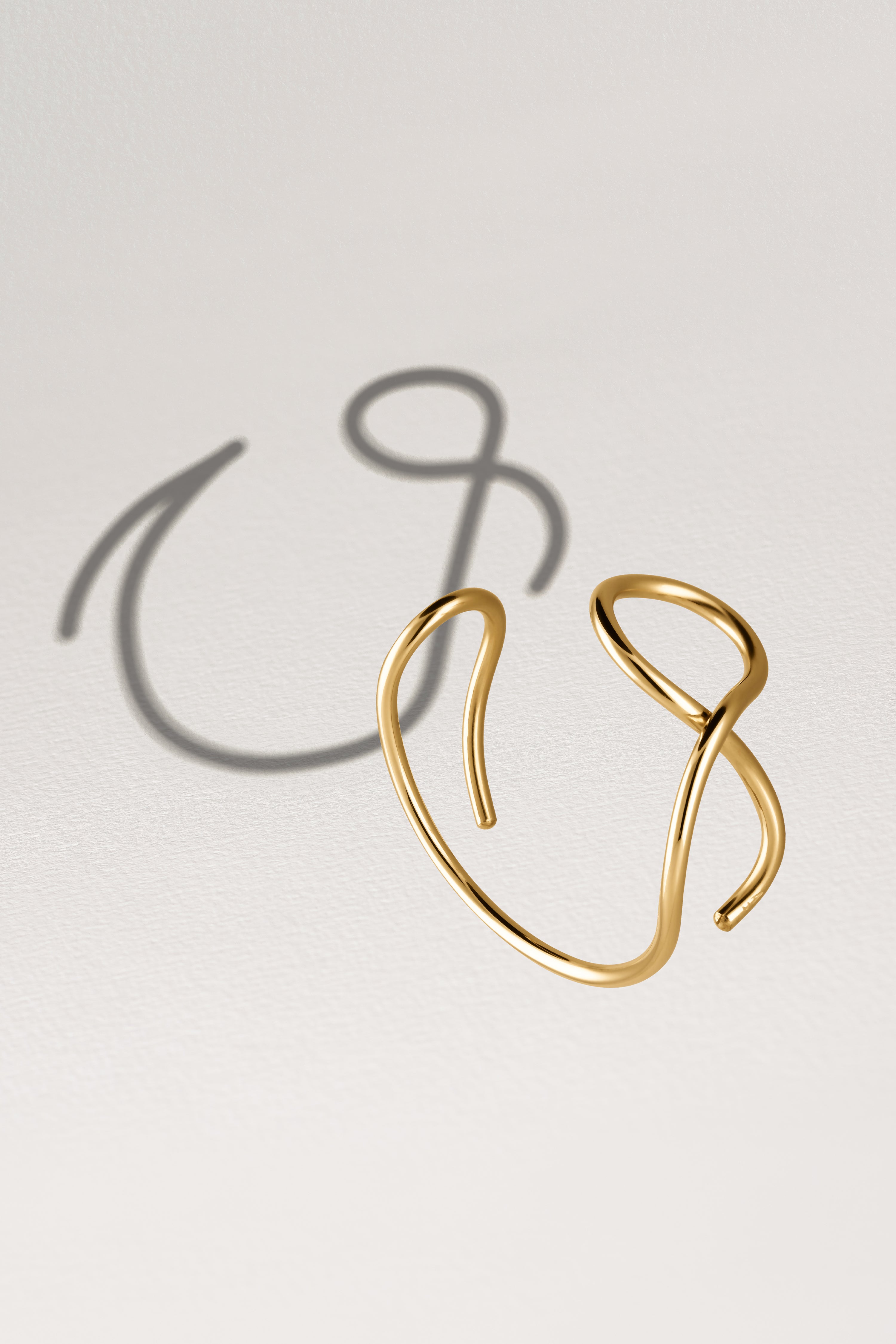 Bracelet Manchette Outline Lettre V — détail du fil métallique, or jaune laminé