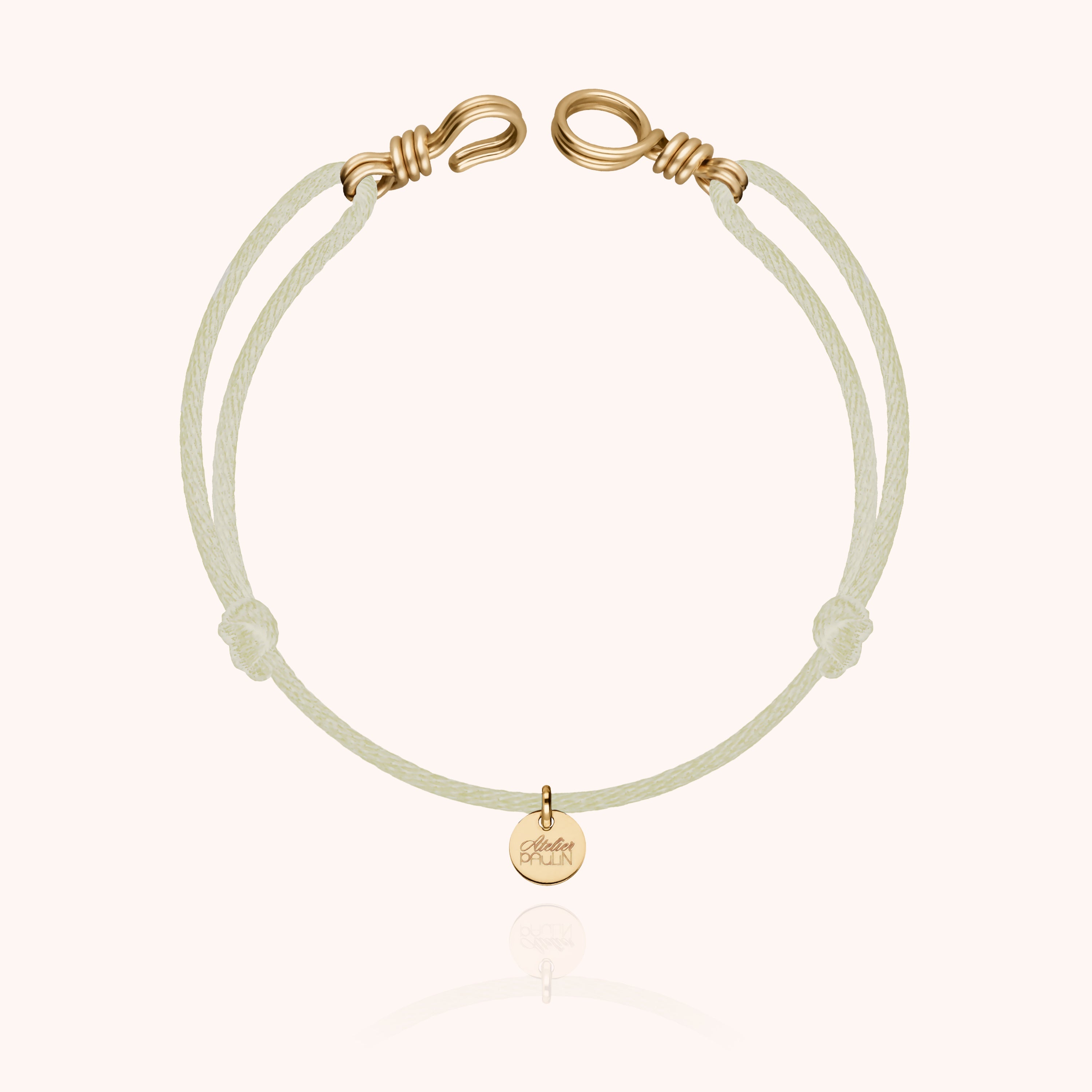 Bracelet Cordon Attache moi porté au poignet — qualité artisanale garantie