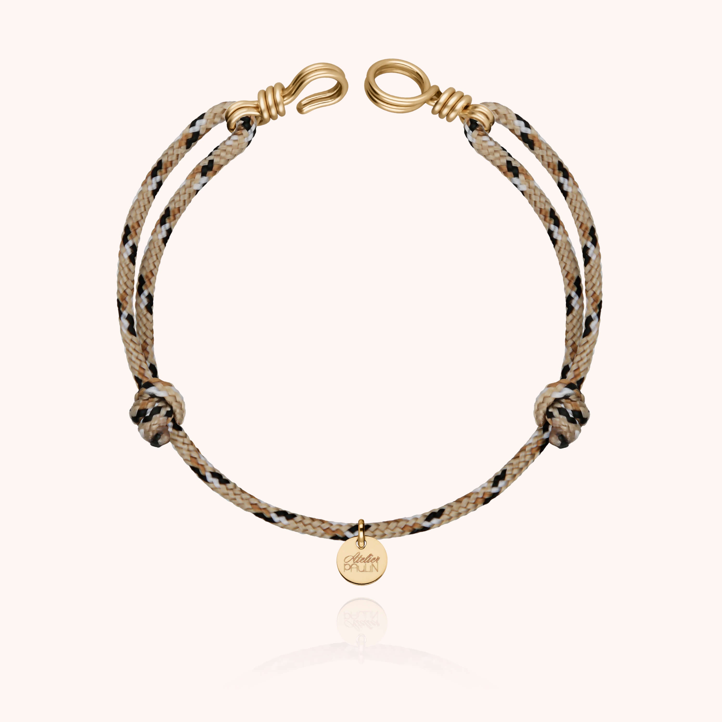 Détail façonnage prénom personnalisé bracelet cordon or façonnage main sans soudure - or jaune laminé