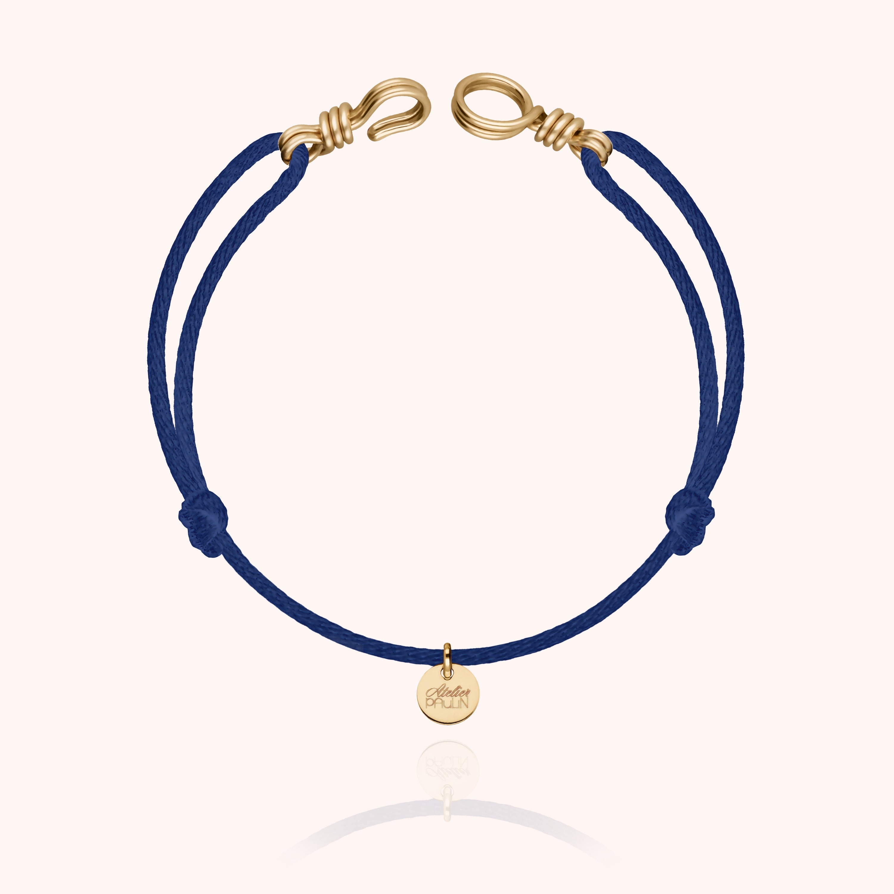 Bracelet Cordon Attache moi — détail façonnage à la main, or jaune laminé