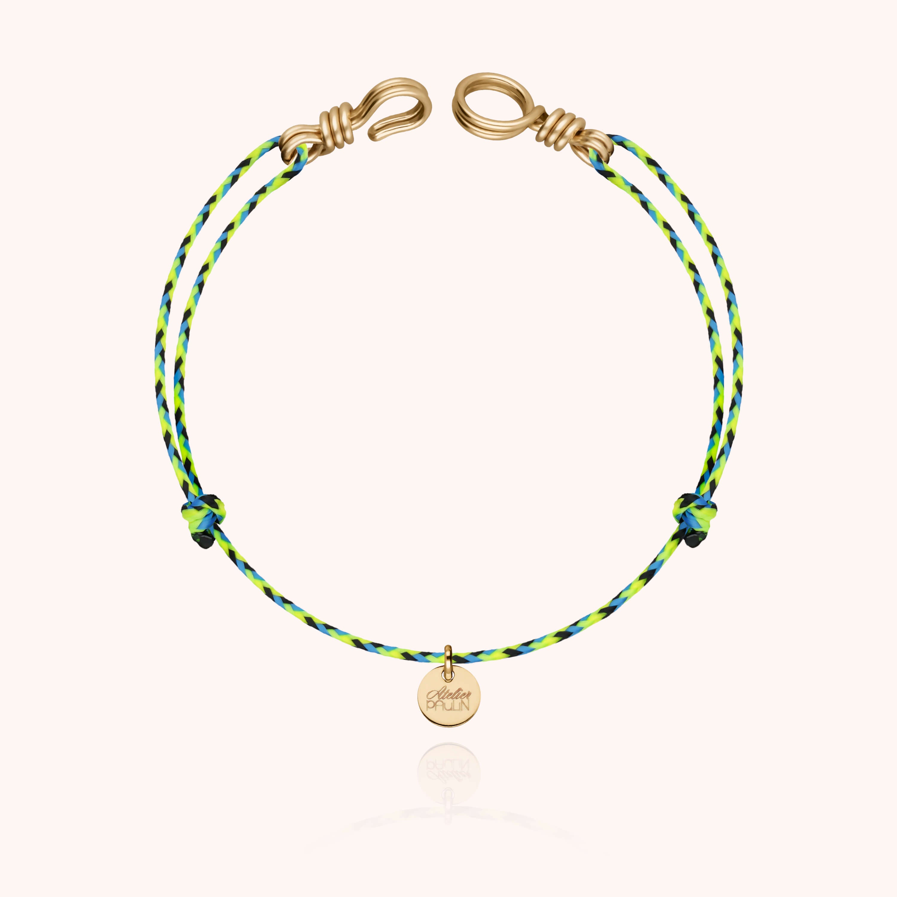 Détail façonnage prénom personnalisé bracelet cordon or façonnage main sans soudure - or jaune laminé