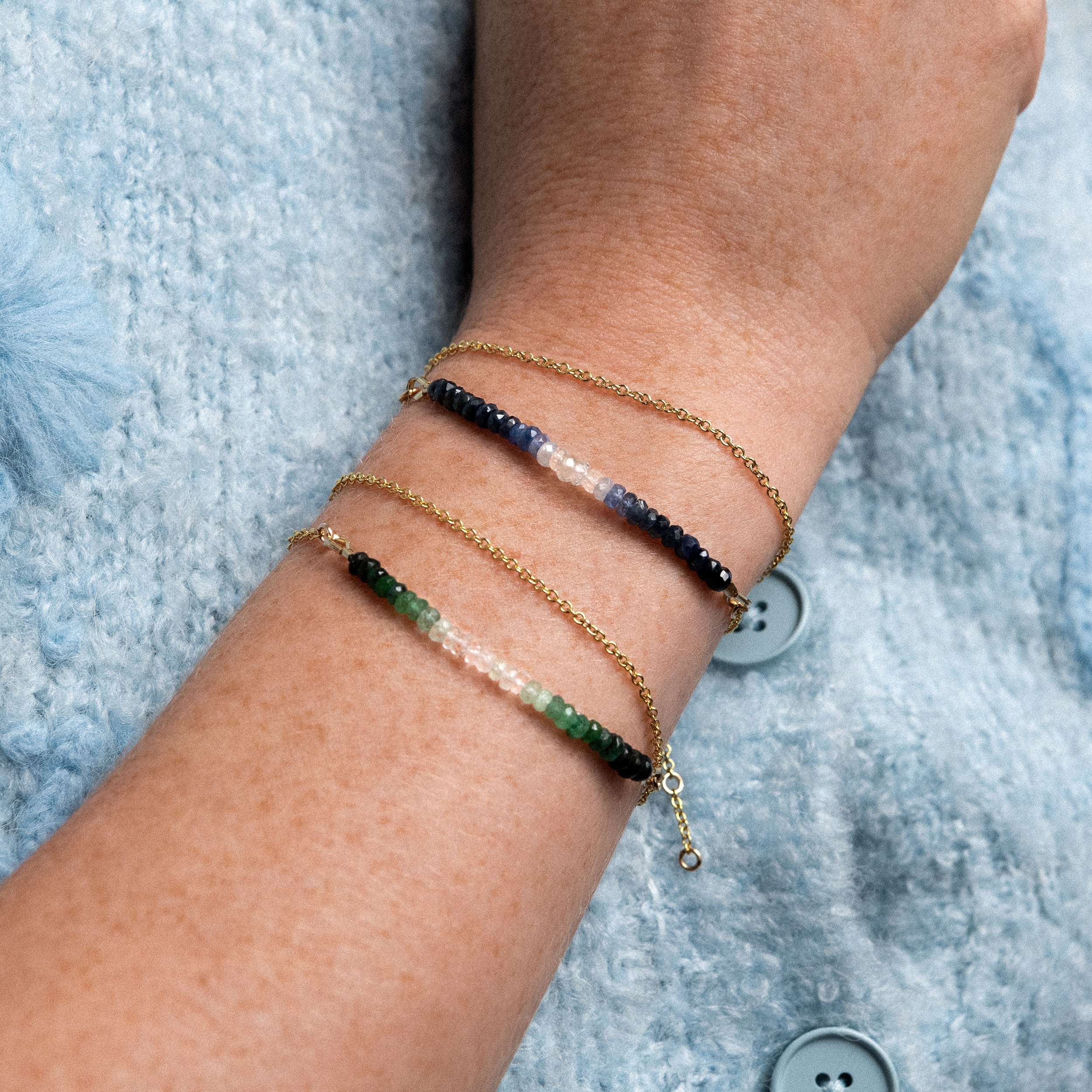 Bracelet Chaîne Double Tour - saphir bleu porté au poignet — expédition rapide et sécurisée