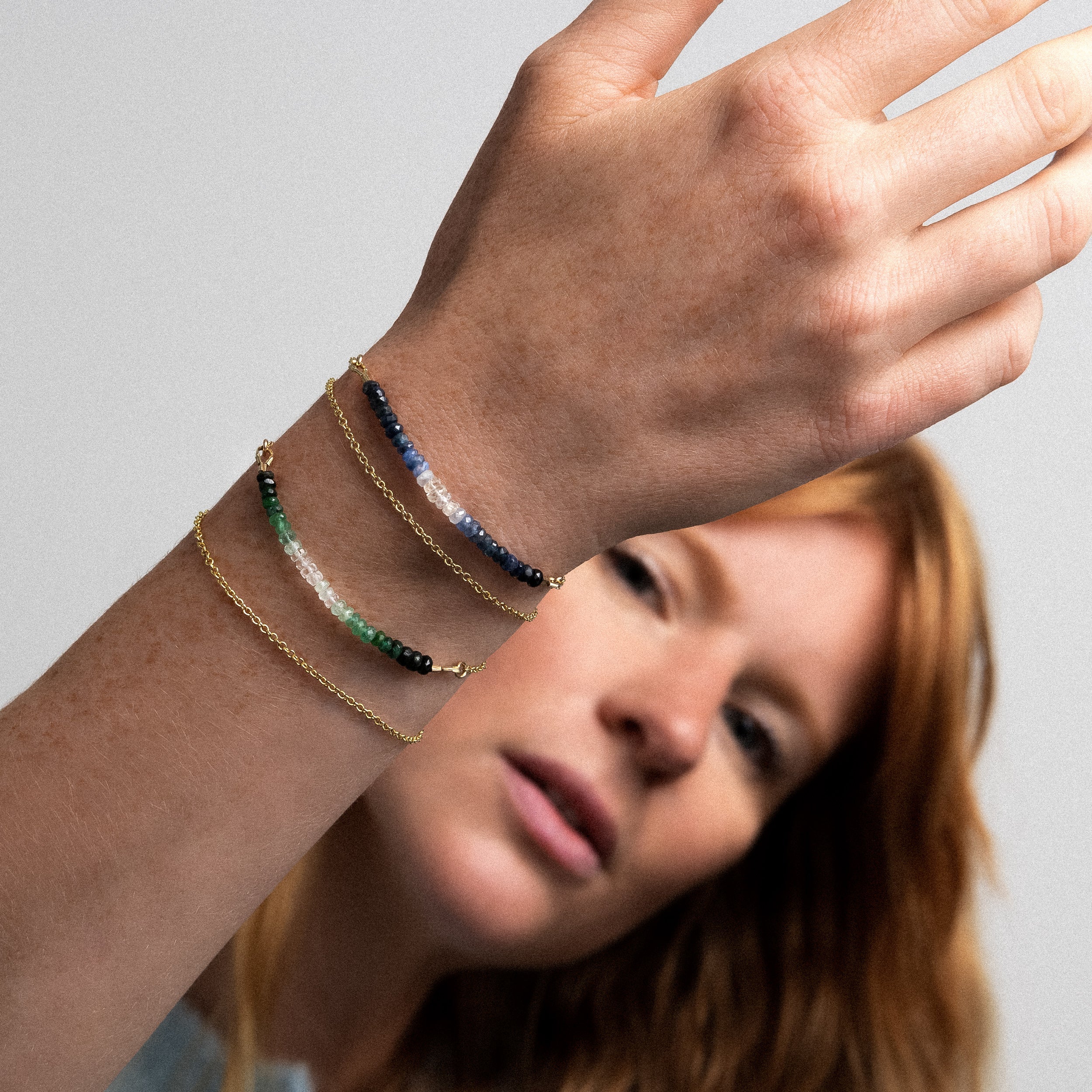 Bracelet Chaîne Double Tour - saphir bleu — détail façonnage à la main