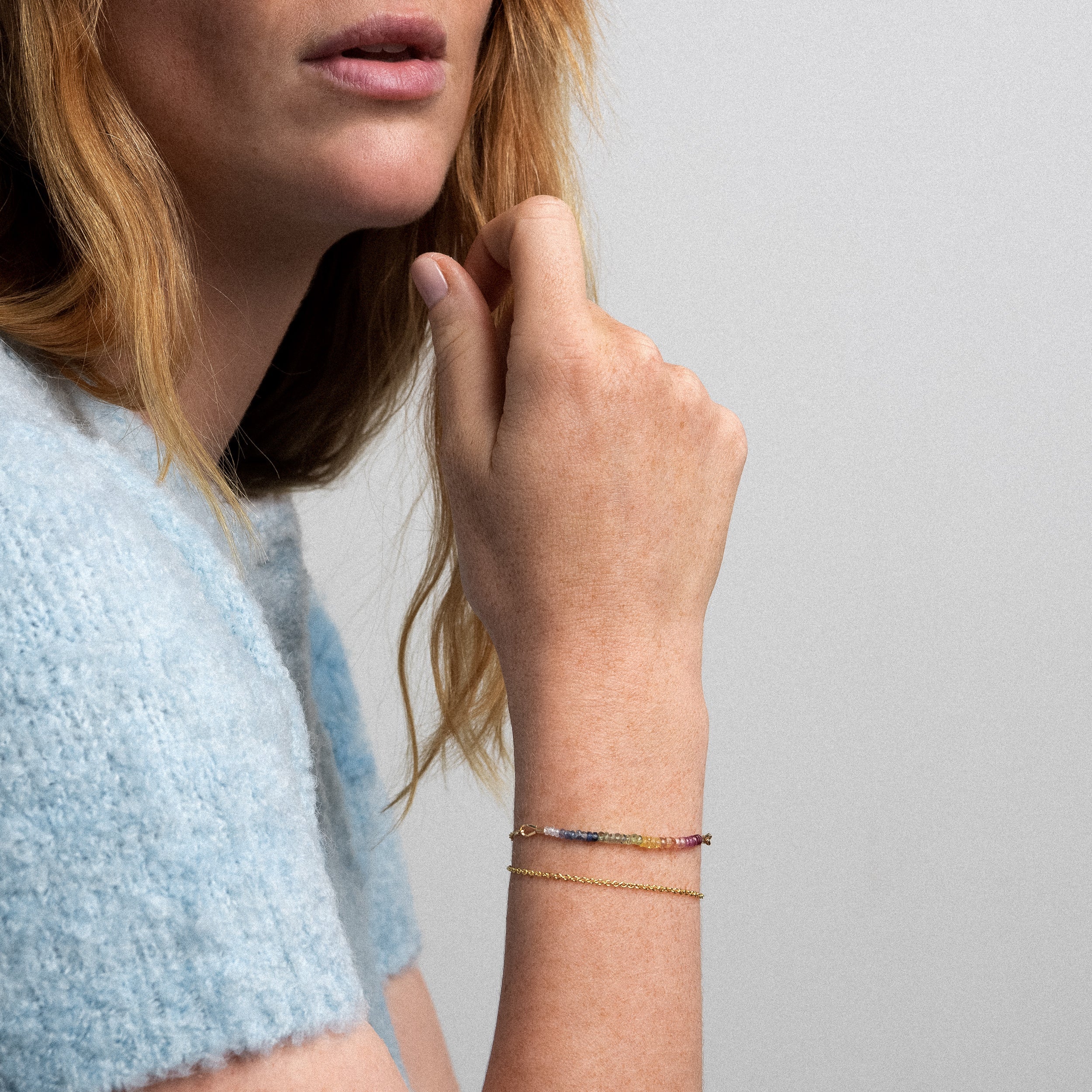 Bracelet Chaîne Double Tour - saphir rainbow — gros plan sur le fermoir