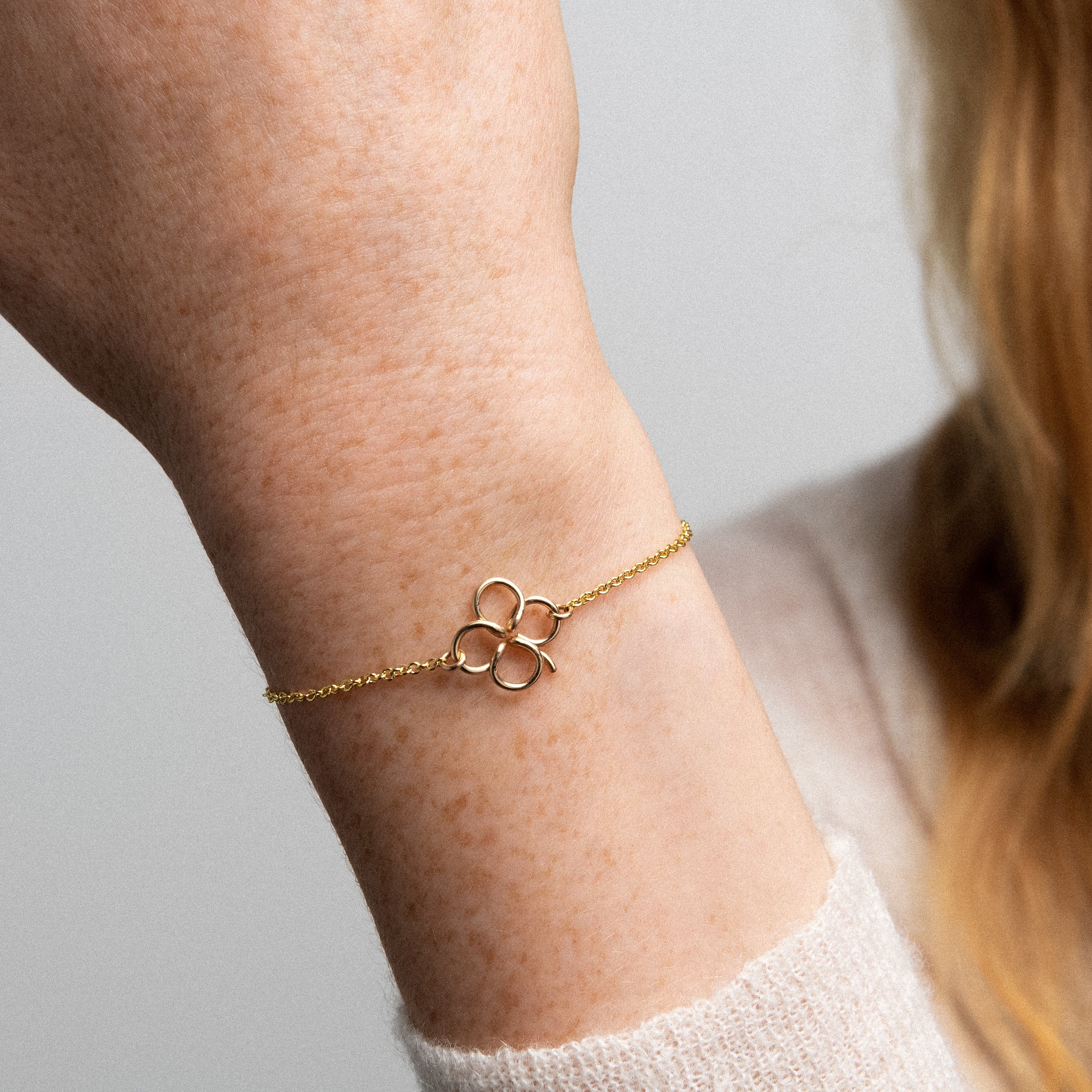 Bracelet Lucky Me porté au poignet — or jaune laminé expédition rapide et sécurisée