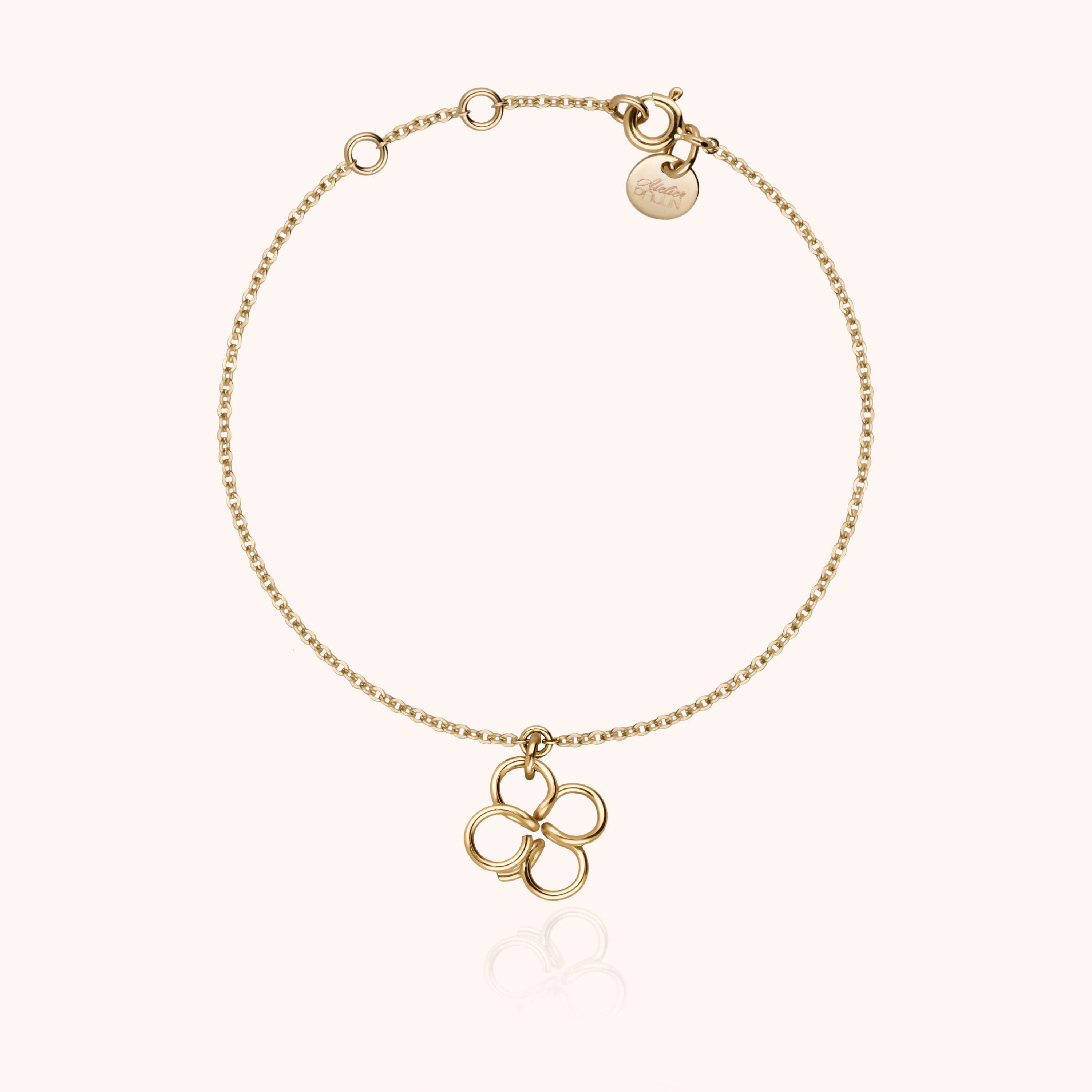 Bracelet Lucky One Charms Trèfle porté au poignet — or jaune laminé livraison soigneuse garantie