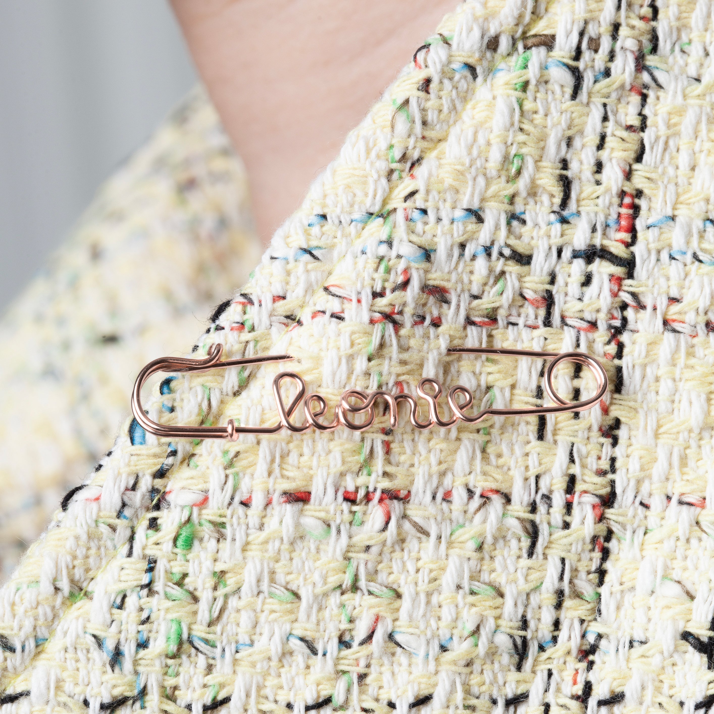 Broche Épingle à Nourrice Personnalisée portée en broche — or rose laminé expédition rapide et sécurisée