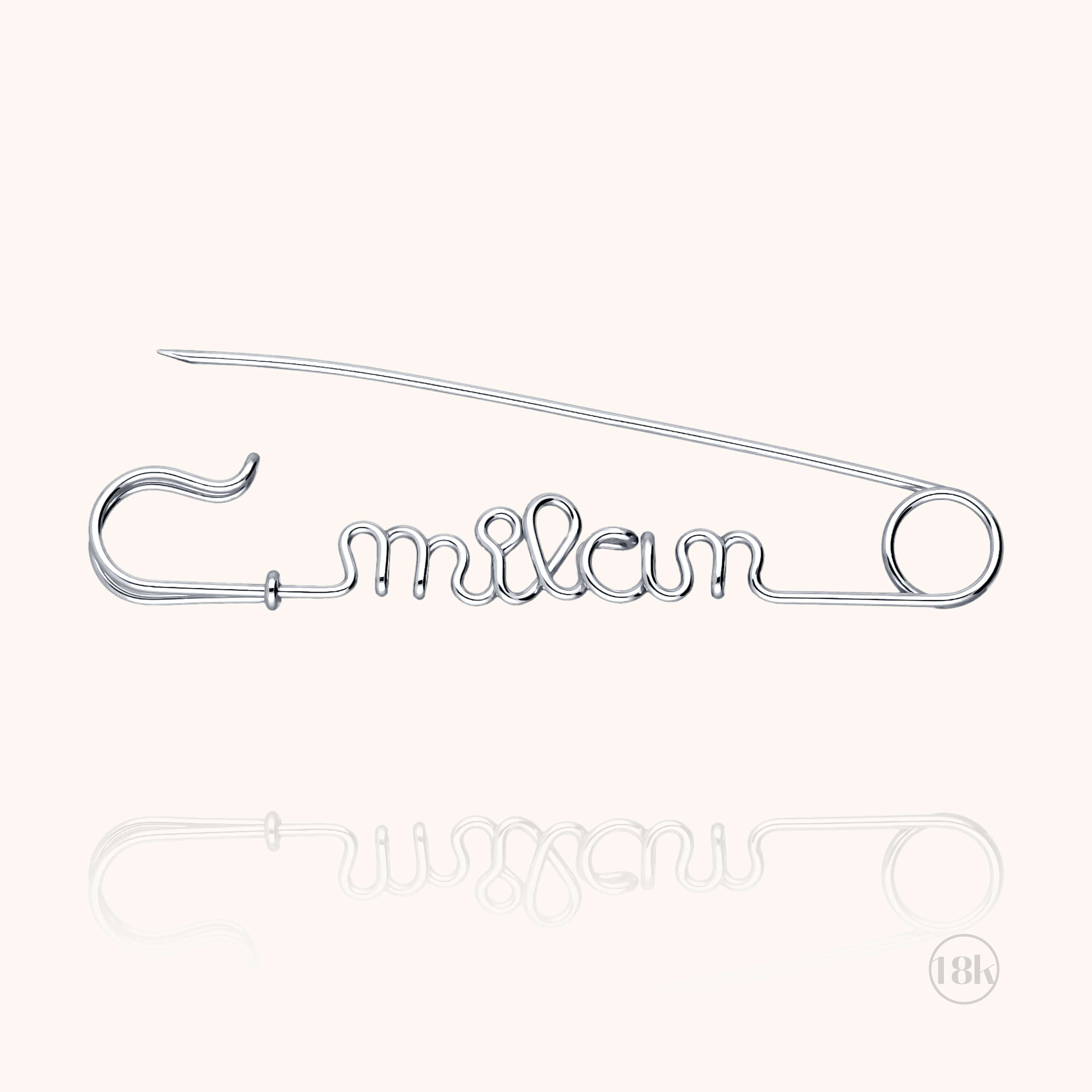 Broche Épingle à Nourrice Personnalisée — détail du fil métallique, or blanc 18K