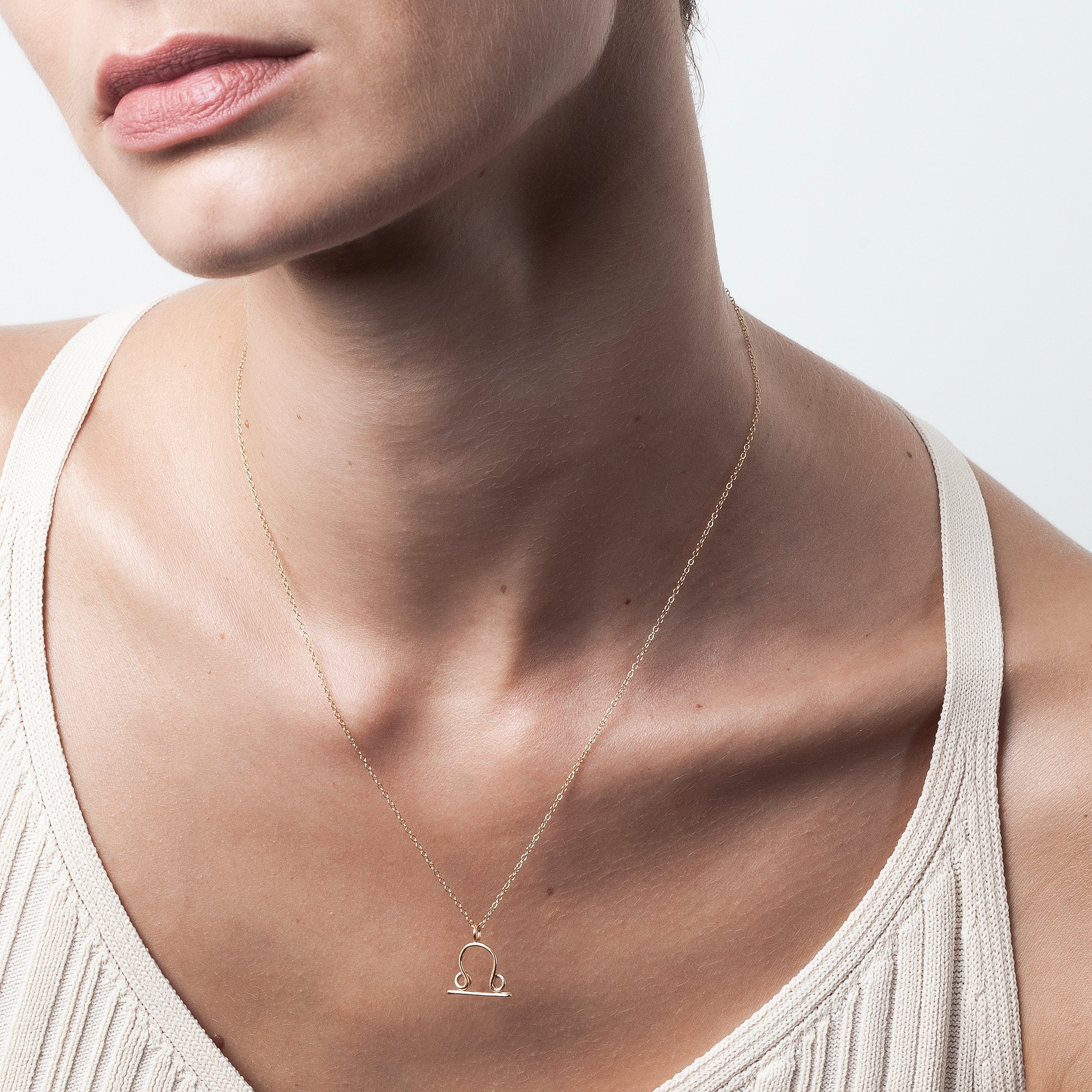 Collier Astro Balance porté au cou — livraison soigneuse garantie