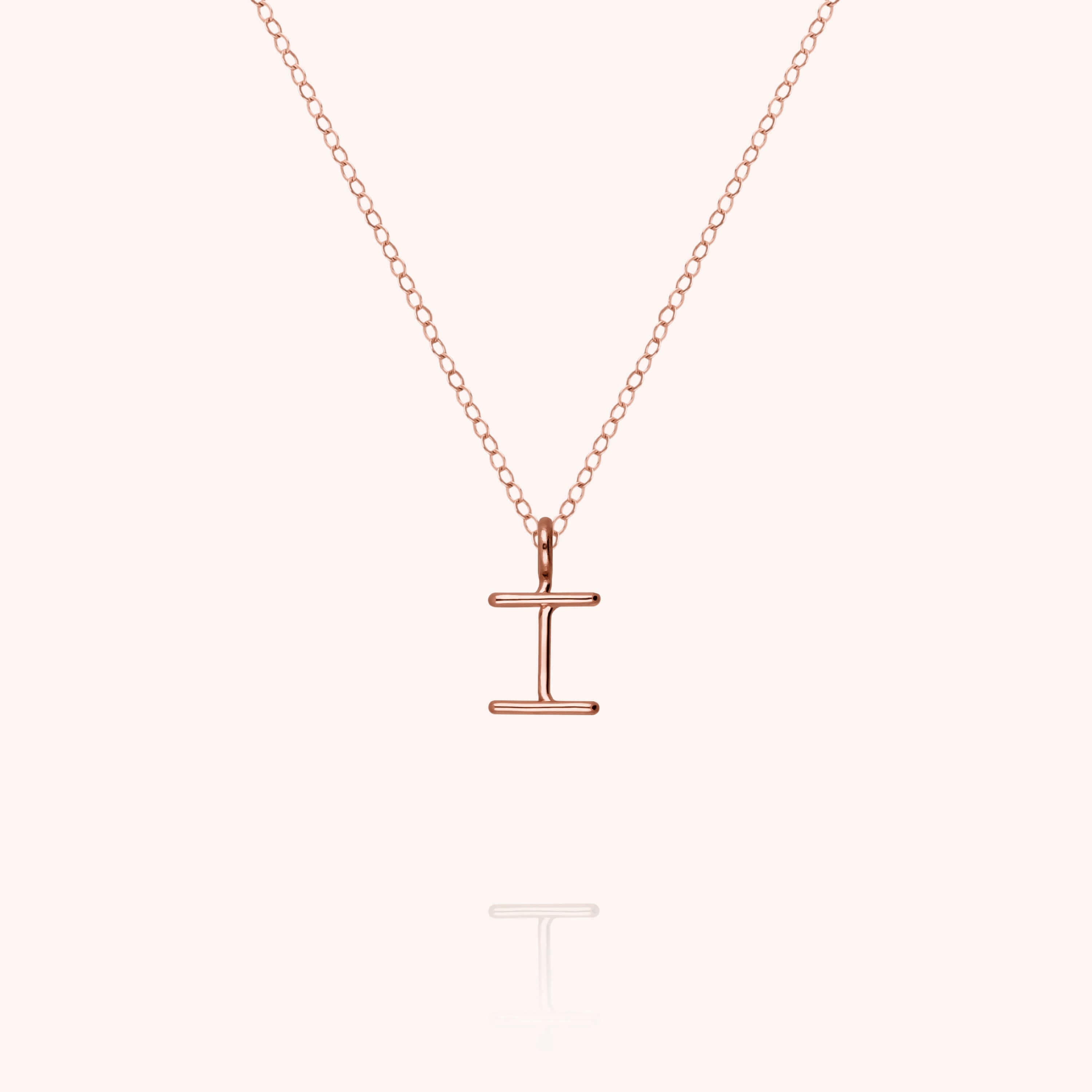 Collier Capital Initiale en or rose 18K — collier personnalisable Atelier Paulin