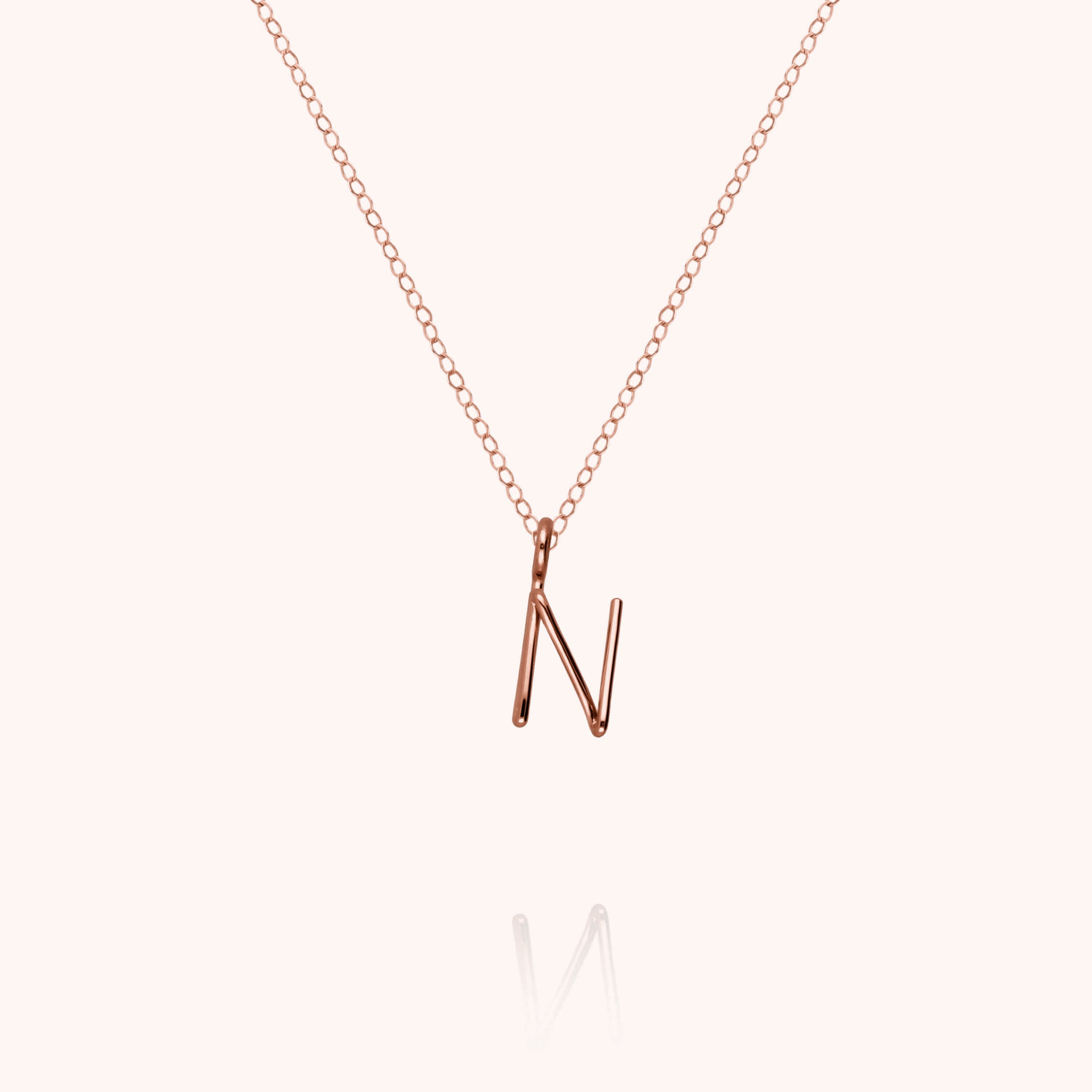 Collier Capital Initiale en or rose 18K — collier personnalisable Atelier Paulin