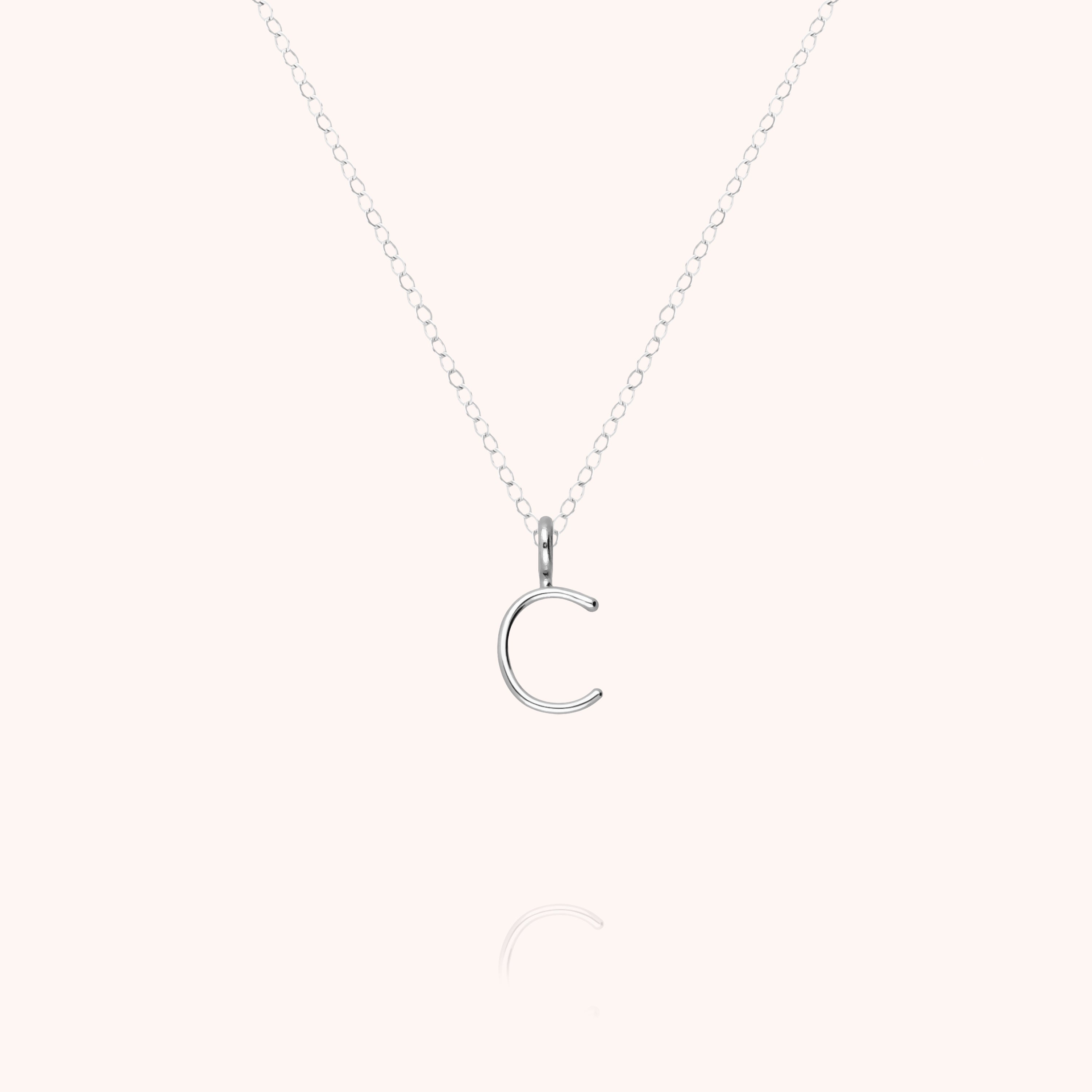 Collier Capital Initiale en or blanc 18K — bijou fait main Atelier Paulin
