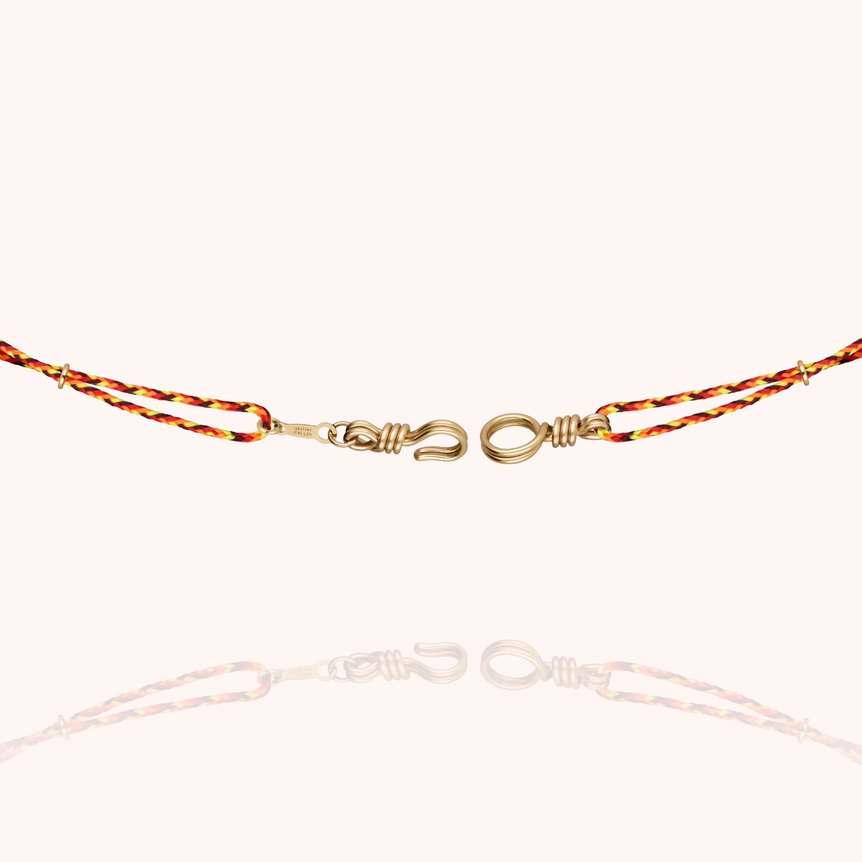 Collier Cordon Slim Knot Attache moi porté au cou — qualité artisanale garantie