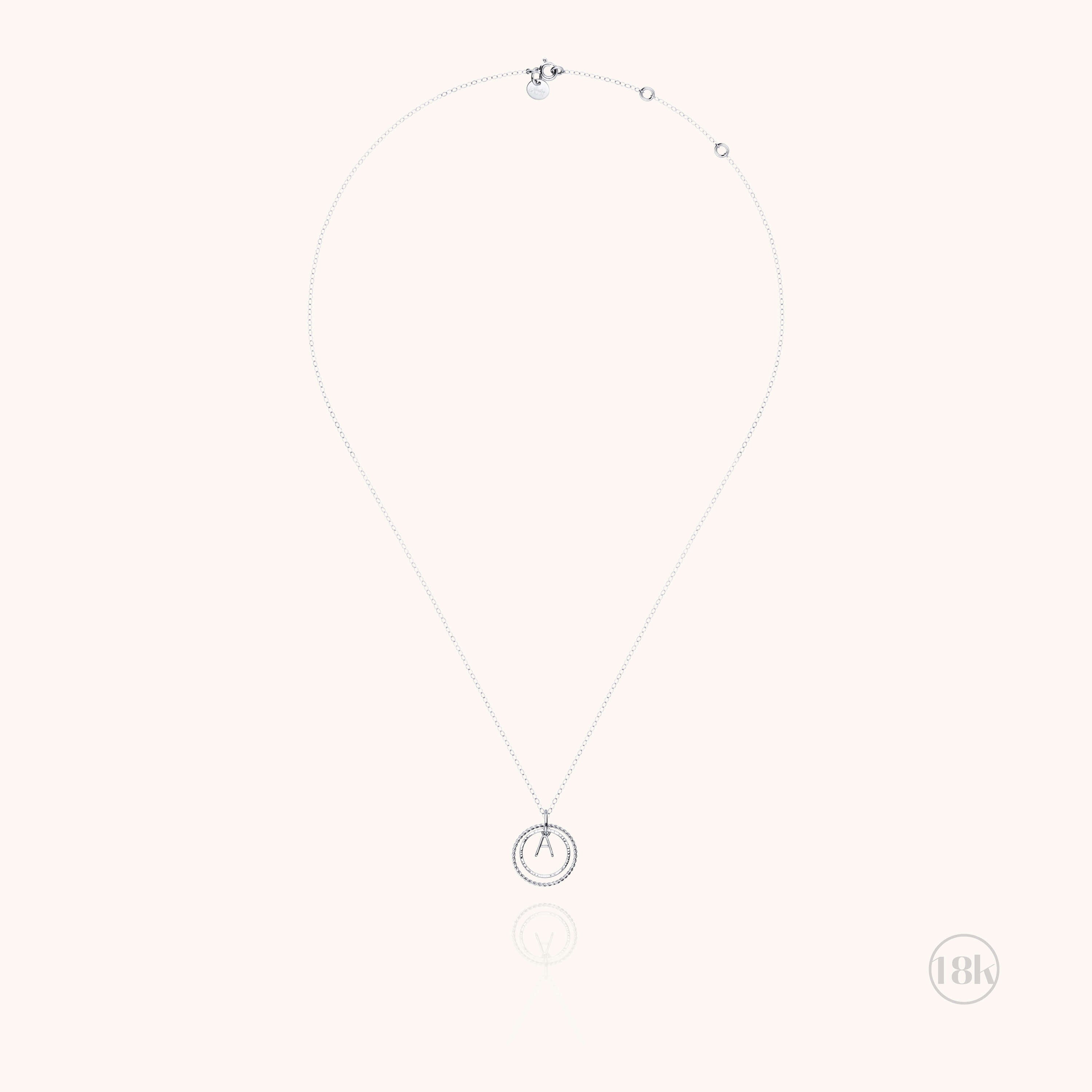 Collier Médaille Initiale porté au cou — or blanc 18K livraison express sécurisée