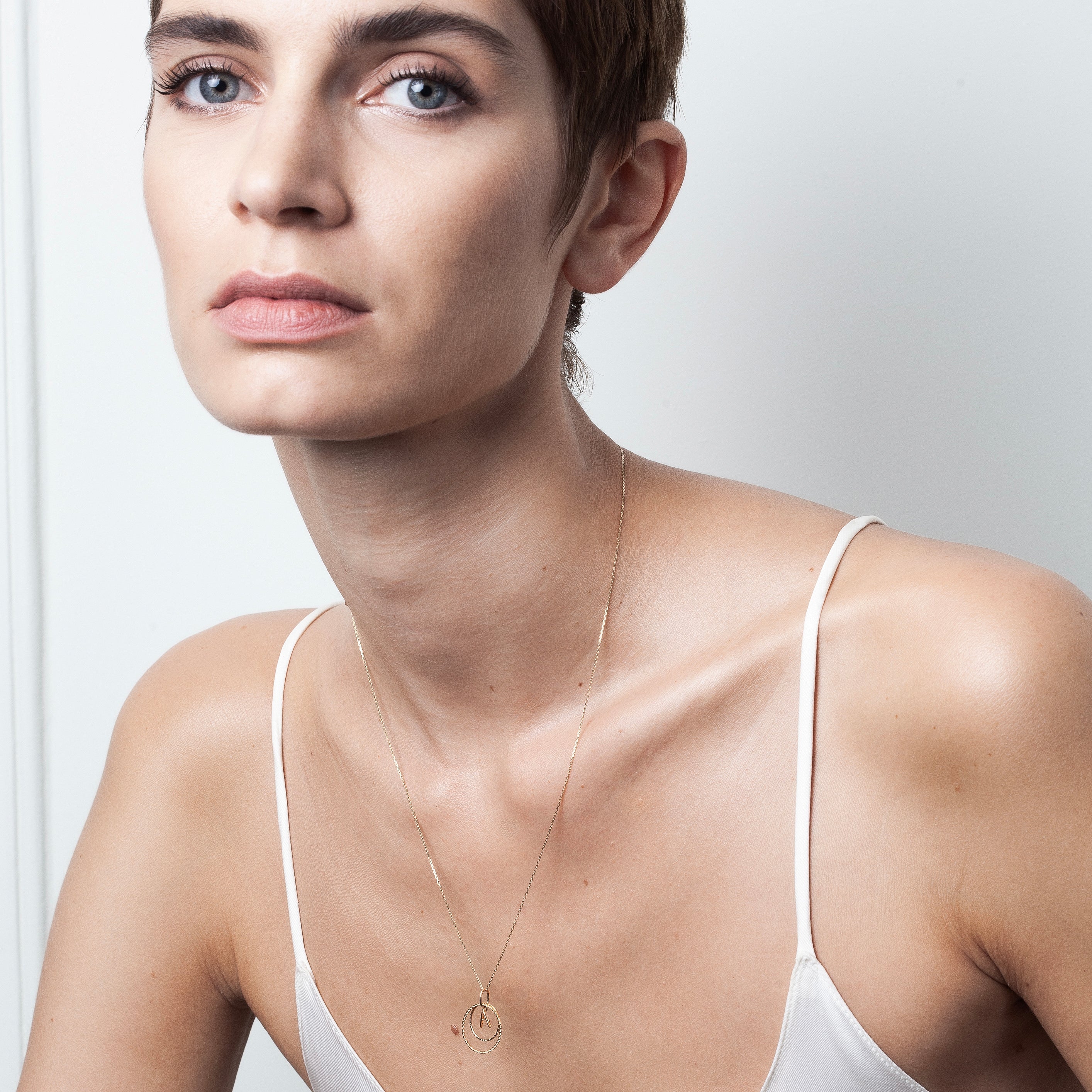 Collier Médaille Initiale en or jaune 18K — bijou durable garanti à vie